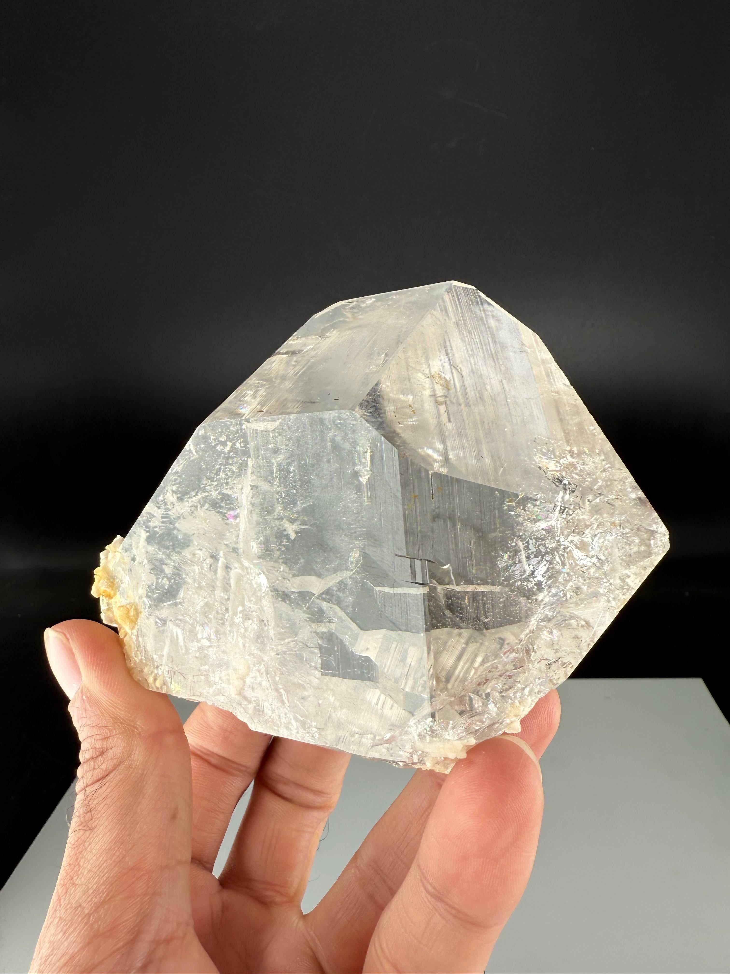 Natural Specimen Of Clear Quartz Crystal From Pakistan in vendita 3