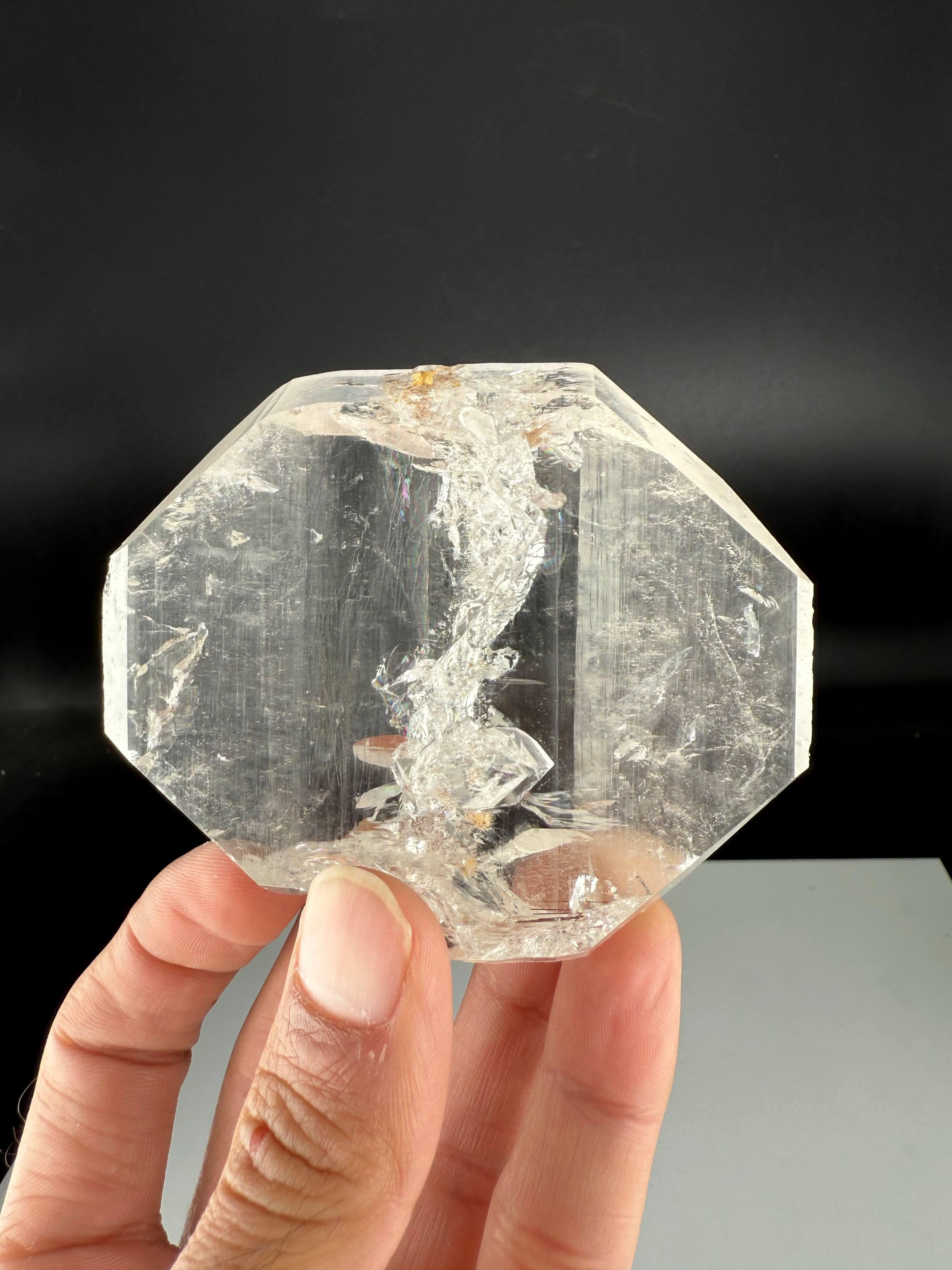 Esemplare naturale di cristallo di quarzo chiaro proveniente dal Pakistan in vendita 4
