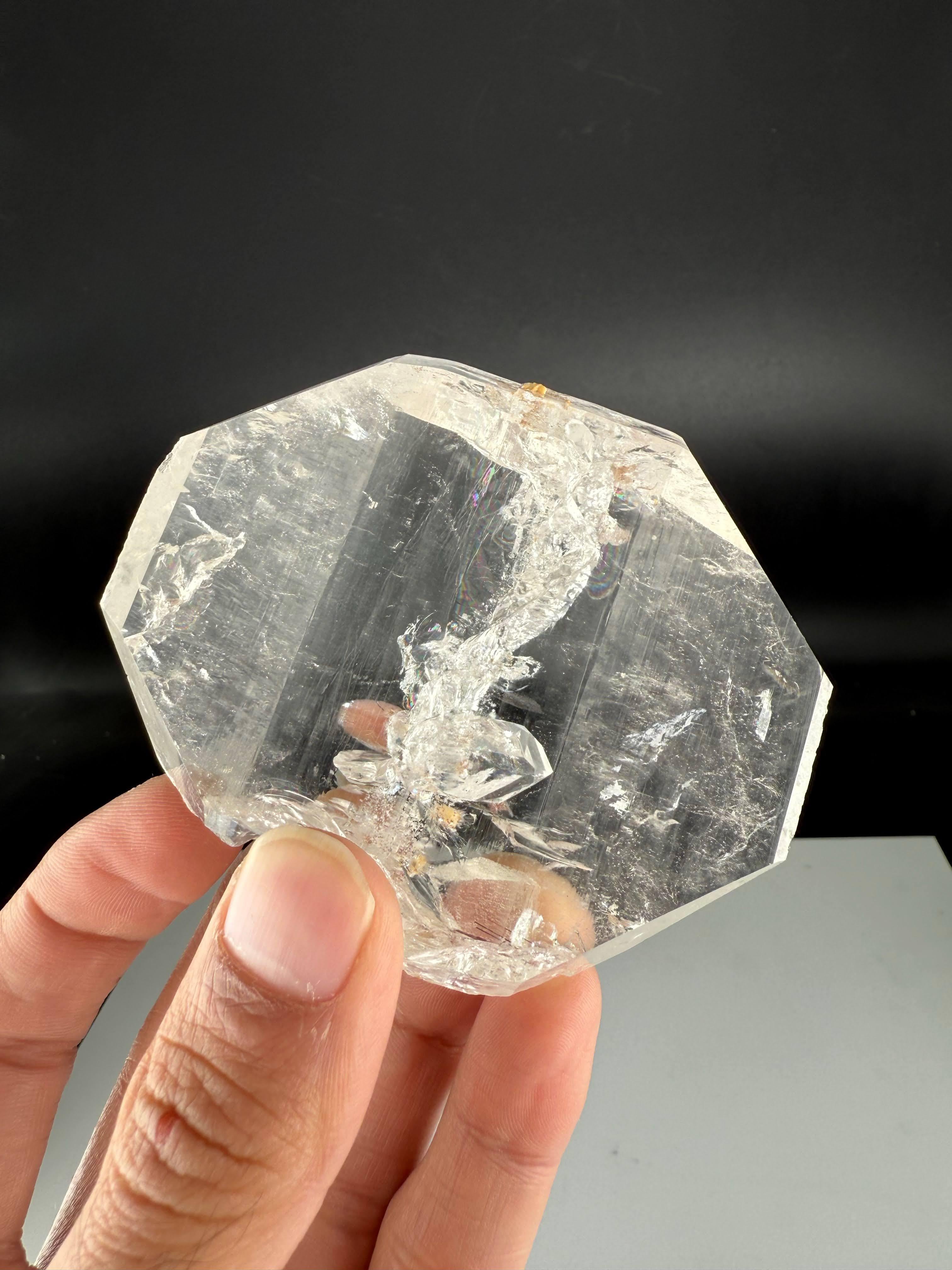 Pakistano Esemplare naturale di cristallo di quarzo chiaro proveniente dal Pakistan in vendita