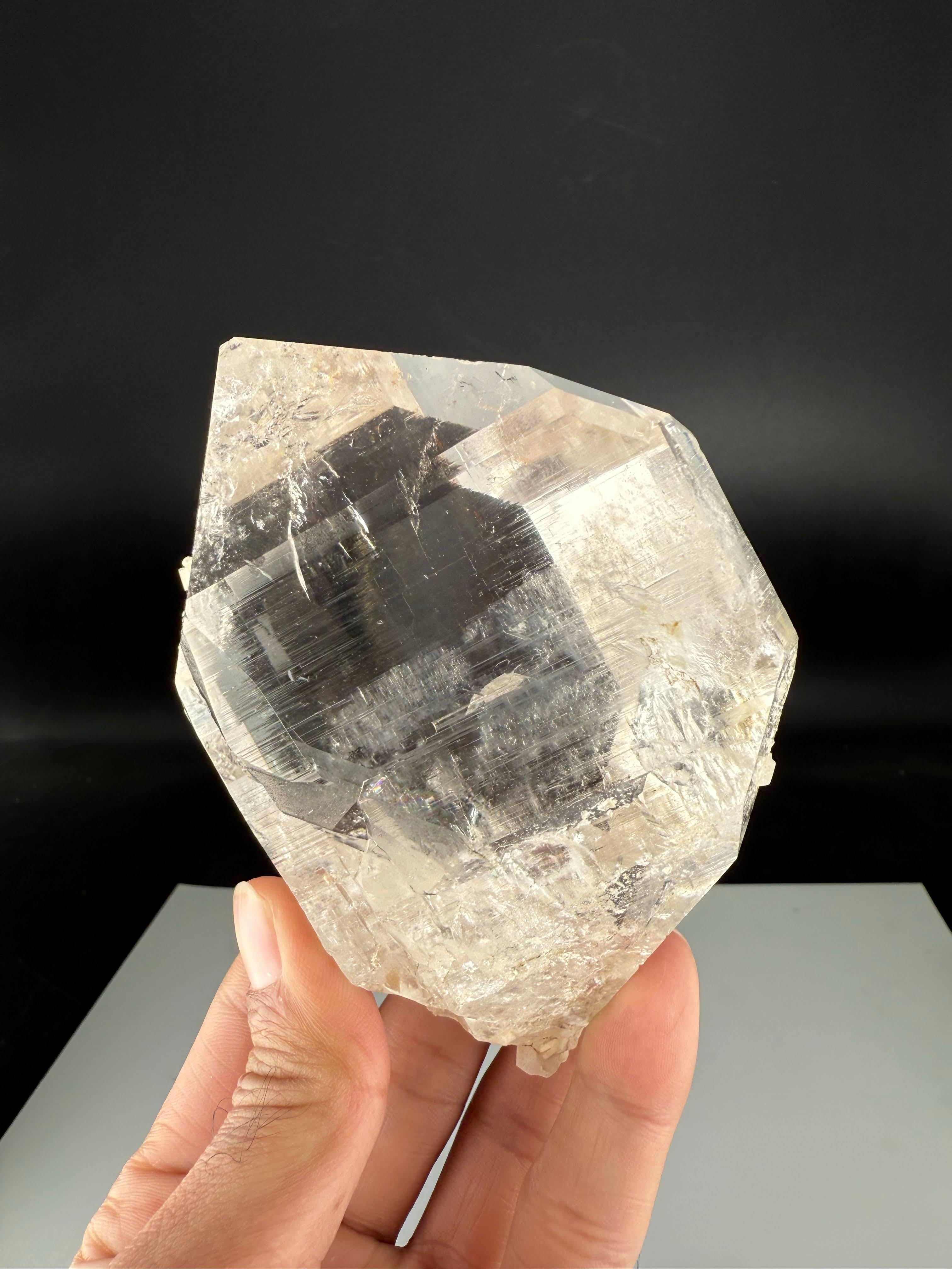 Pakistano Natural Specimen Of Clear Quartz Crystal From Pakistan in vendita
