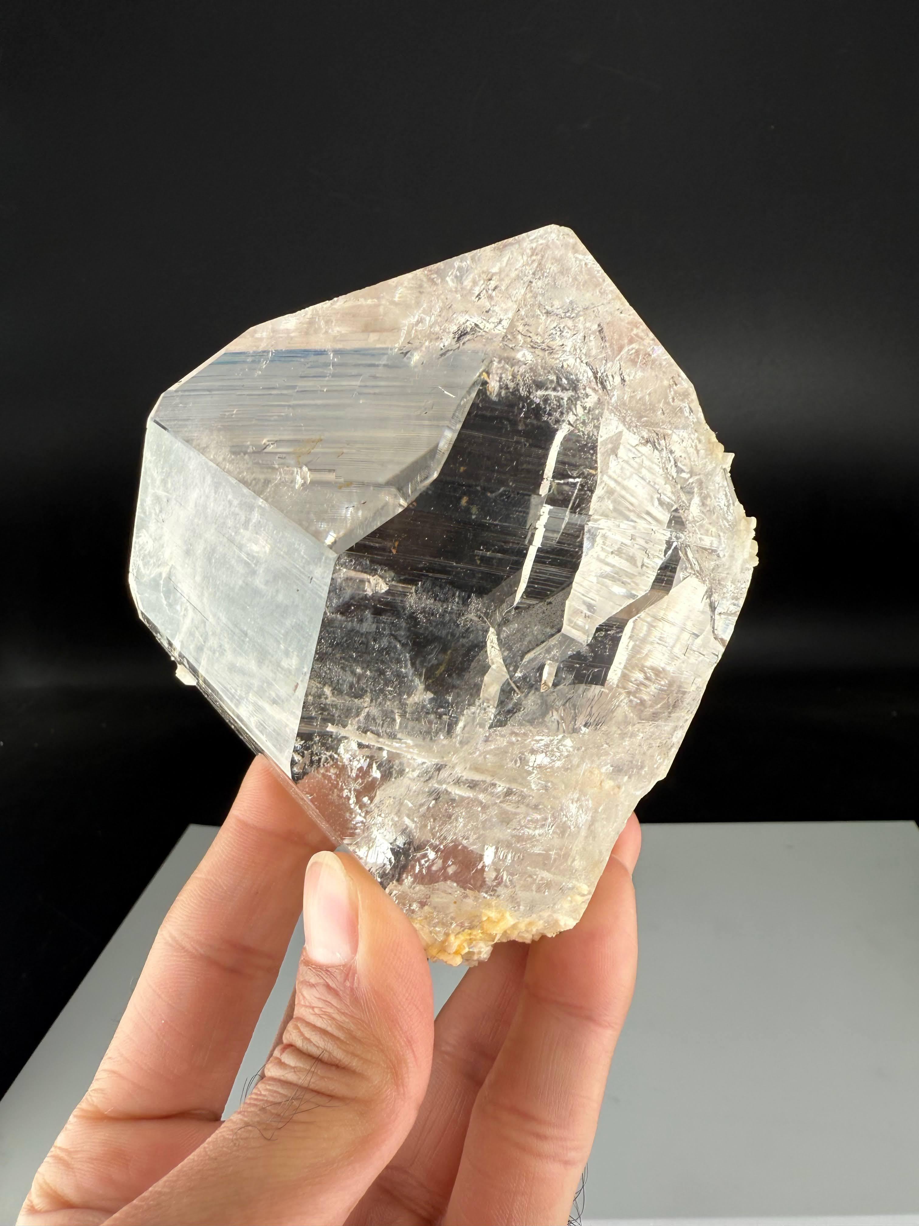 Natural Specimen Of Clear Quartz Crystal From Pakistan In condizioni buone in vendita a Peshawar, PK