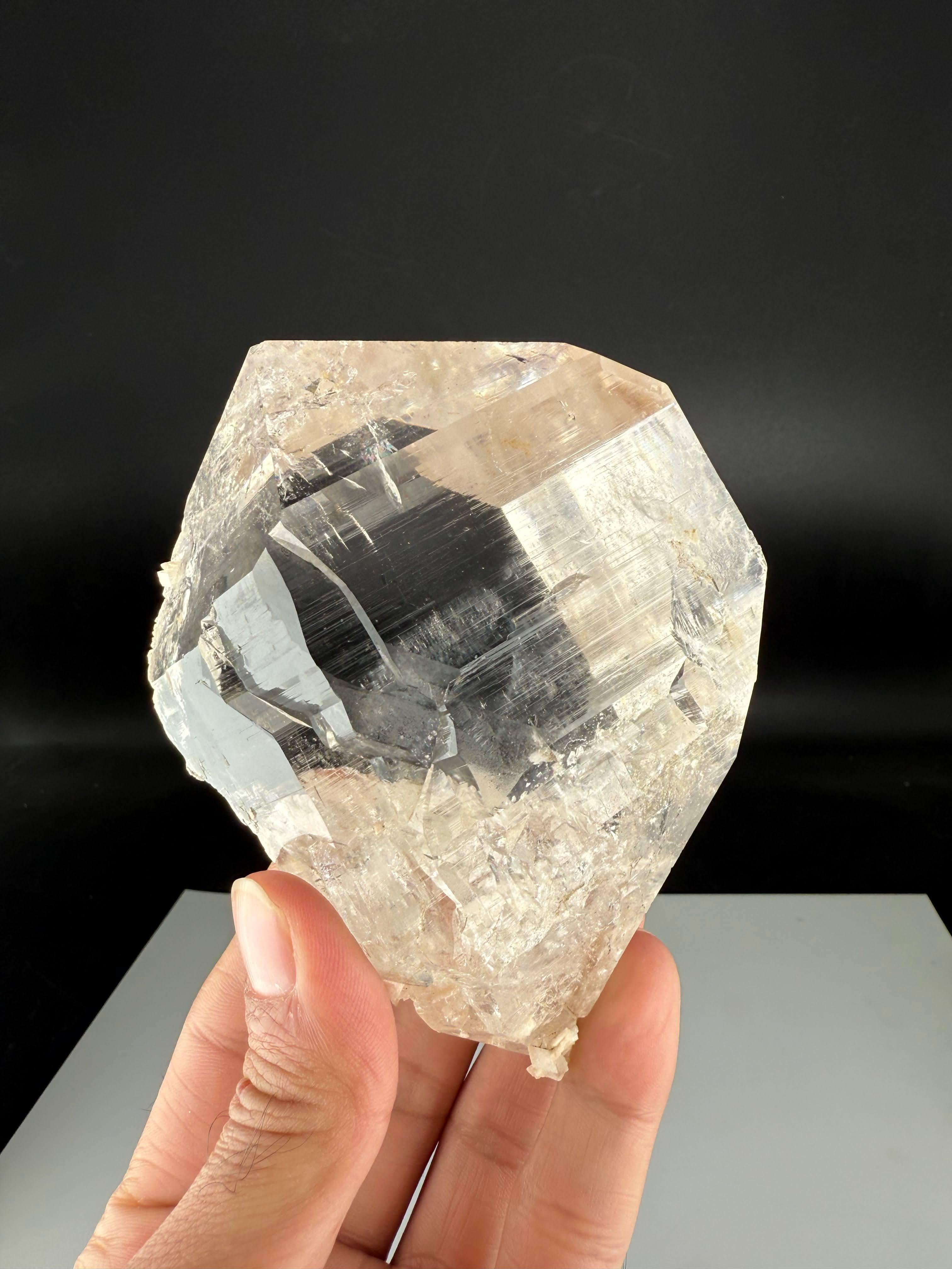 XXI secolo e contemporaneo Natural Specimen Of Clear Quartz Crystal From Pakistan in vendita