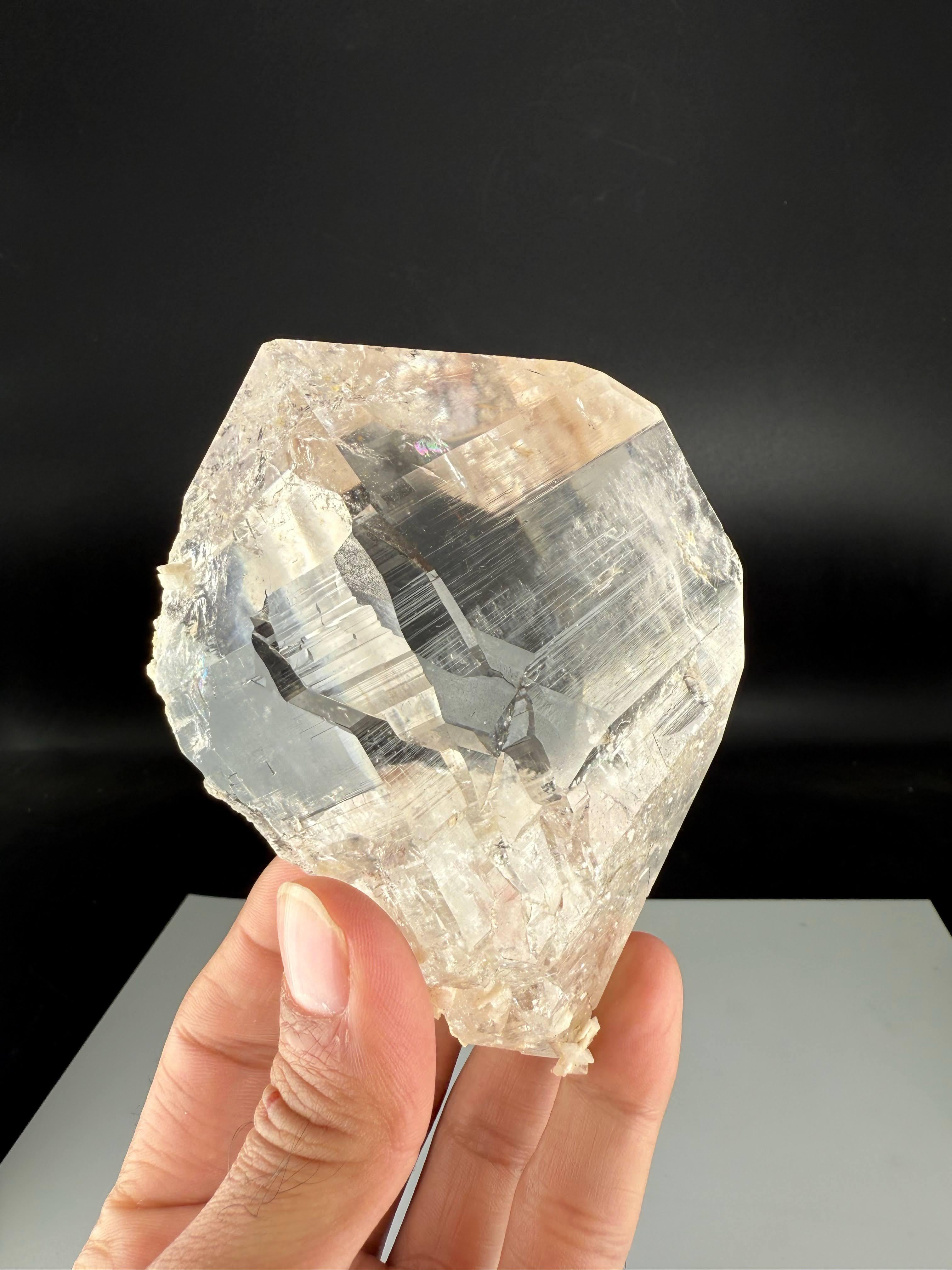 Cristallo Natural Specimen Of Clear Quartz Crystal From Pakistan in vendita