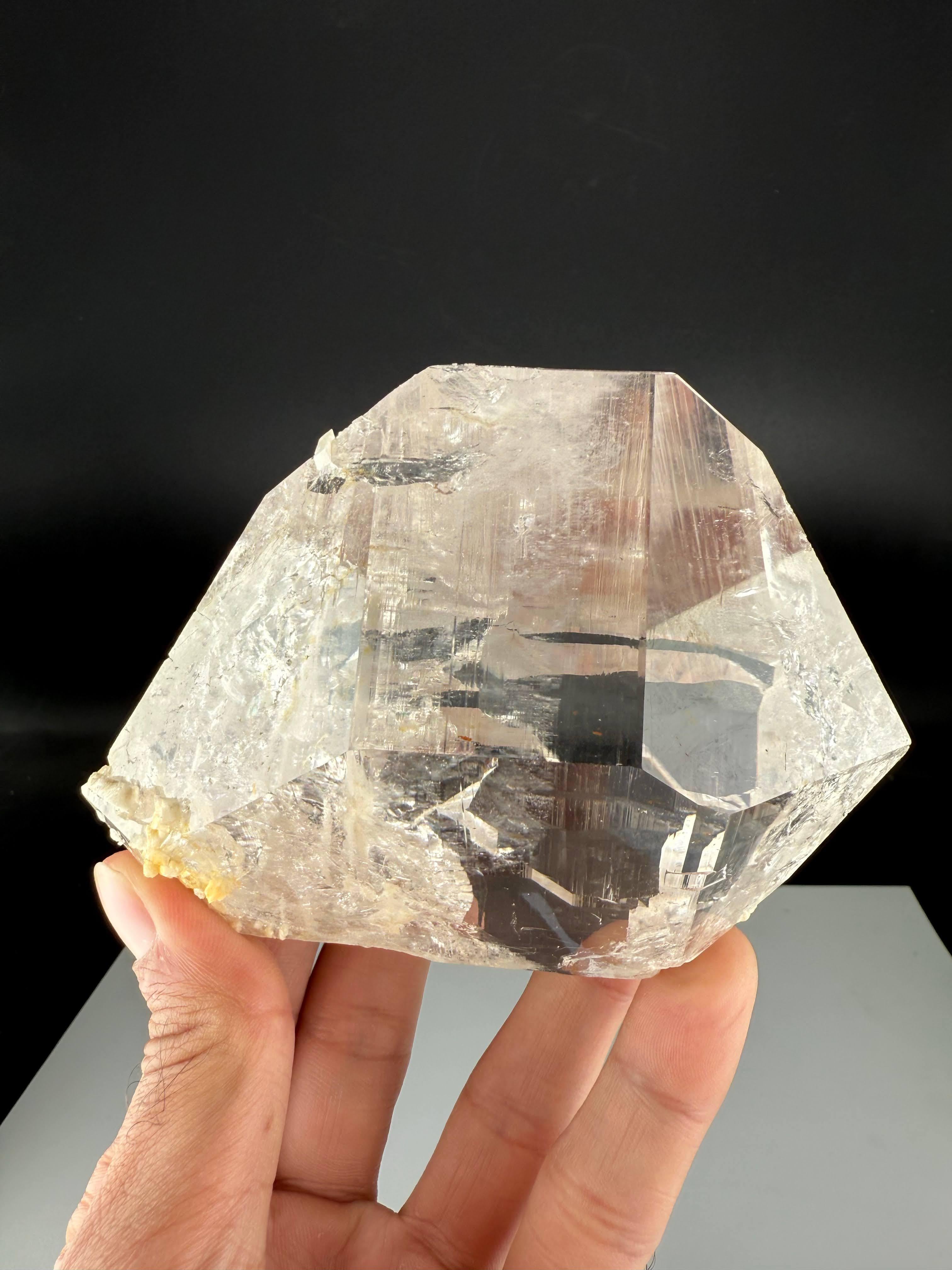 Natural Specimen Of Clear Quartz Crystal From Pakistan in vendita 1