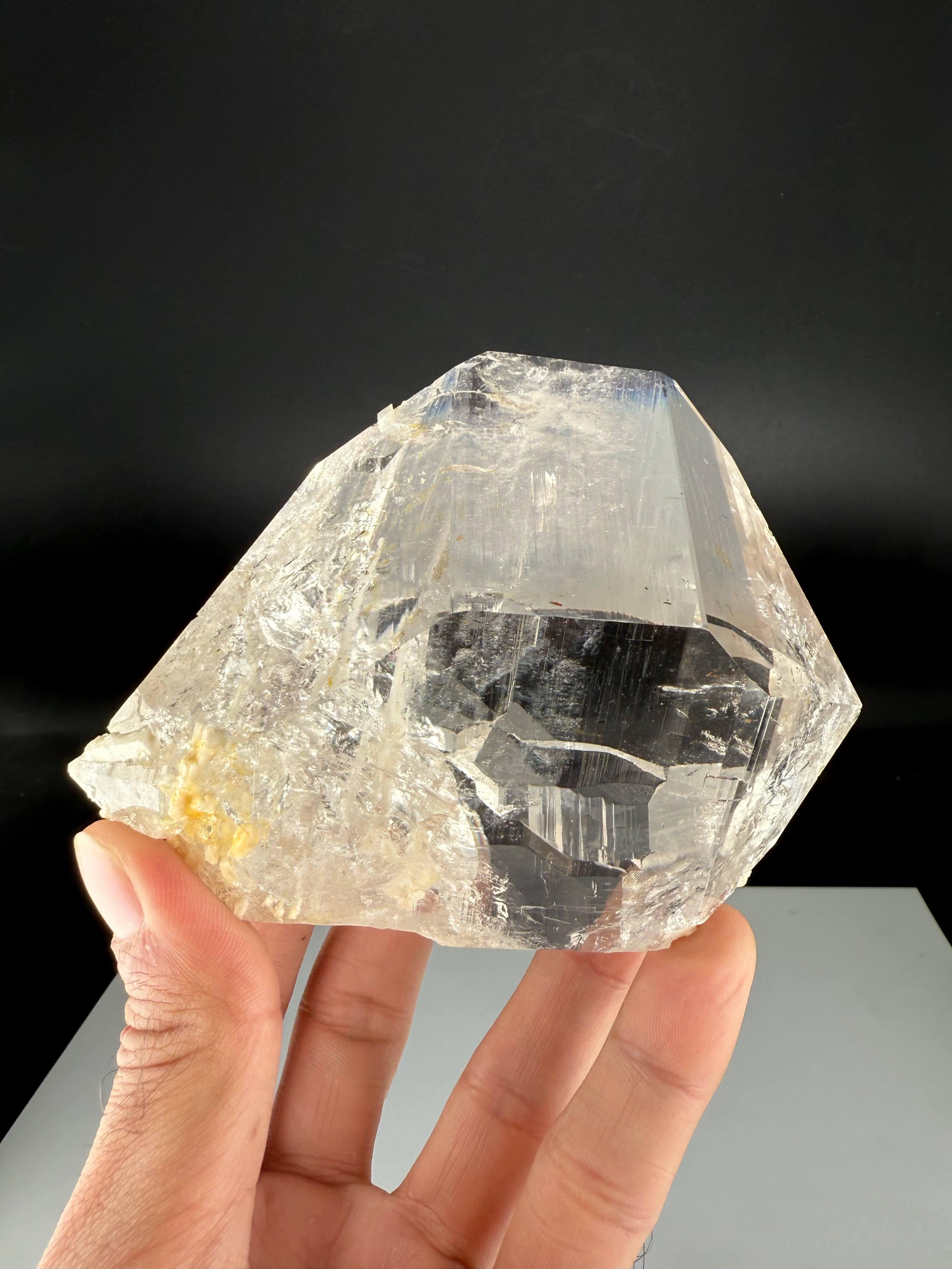 Natural Specimen Of Clear Quartz Crystal From Pakistan in vendita 2