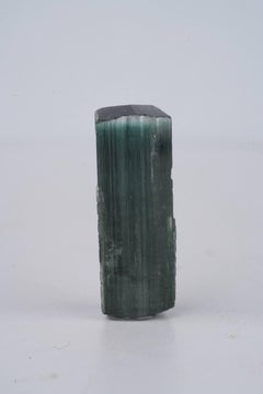 Ejemplar natural de turmalina verde oscuro: cristal de 8,5 gramos procedente de Afganistán