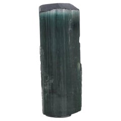 Ejemplar natural de turmalina verde oscuro: cristal de 8,5 gramos procedente de Afganistán