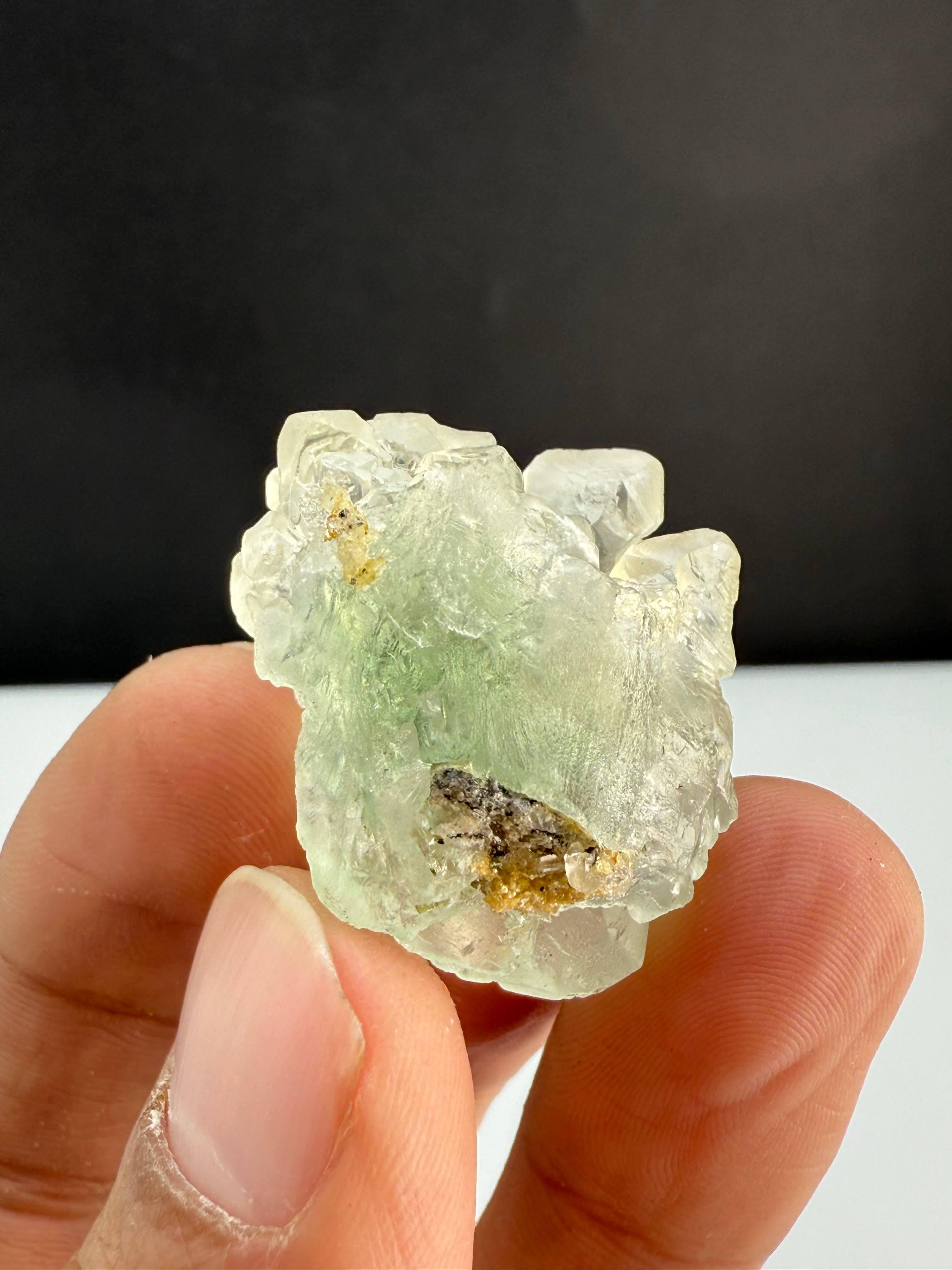 Natural Specimen Of Fluorite Cluster From Pakistan In Good Condition For Sale In Peshawar, PK