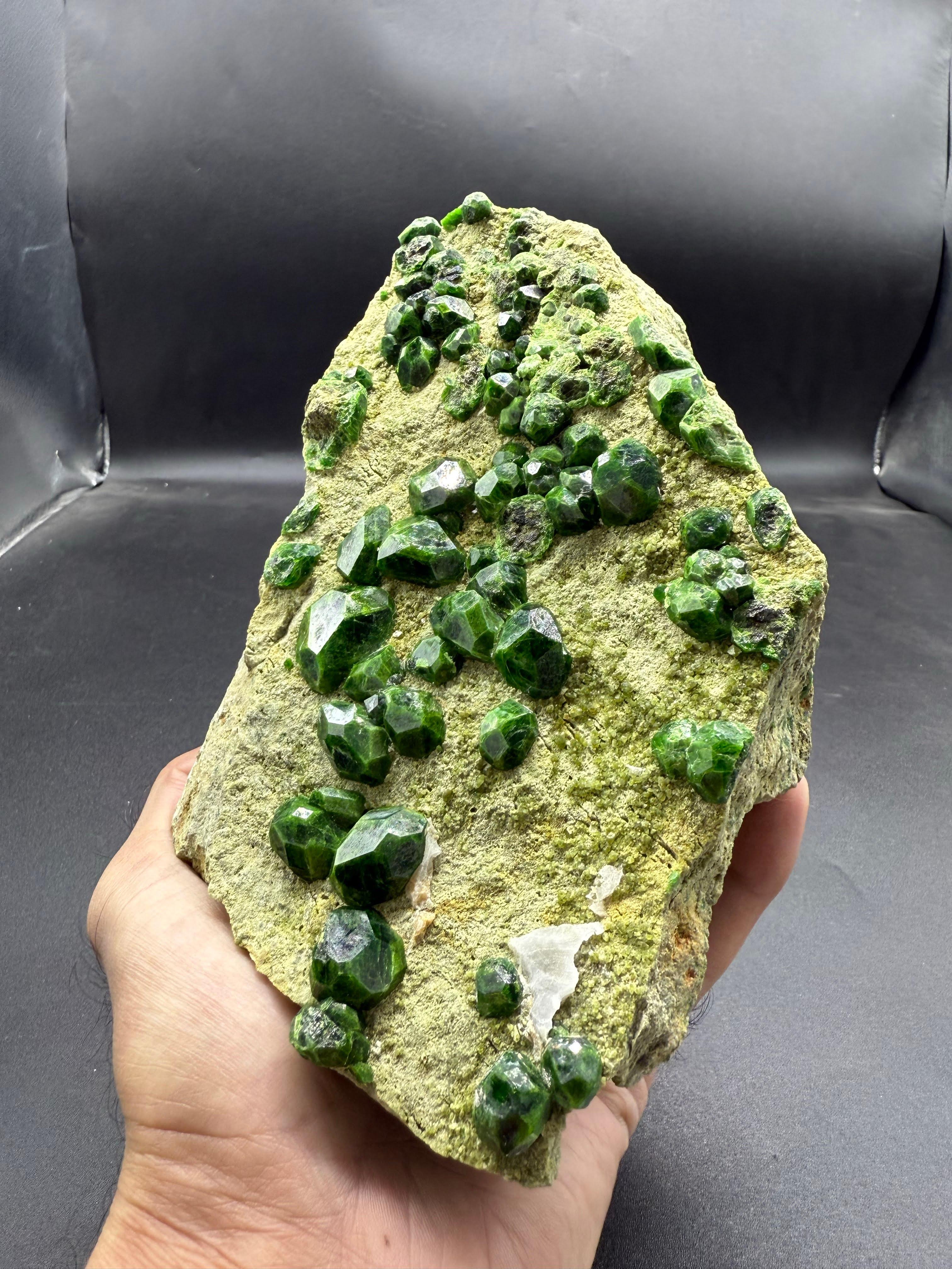 Magnifique grenat démantoïde vert sur matrice d'Azerbaïdjan en vente 3