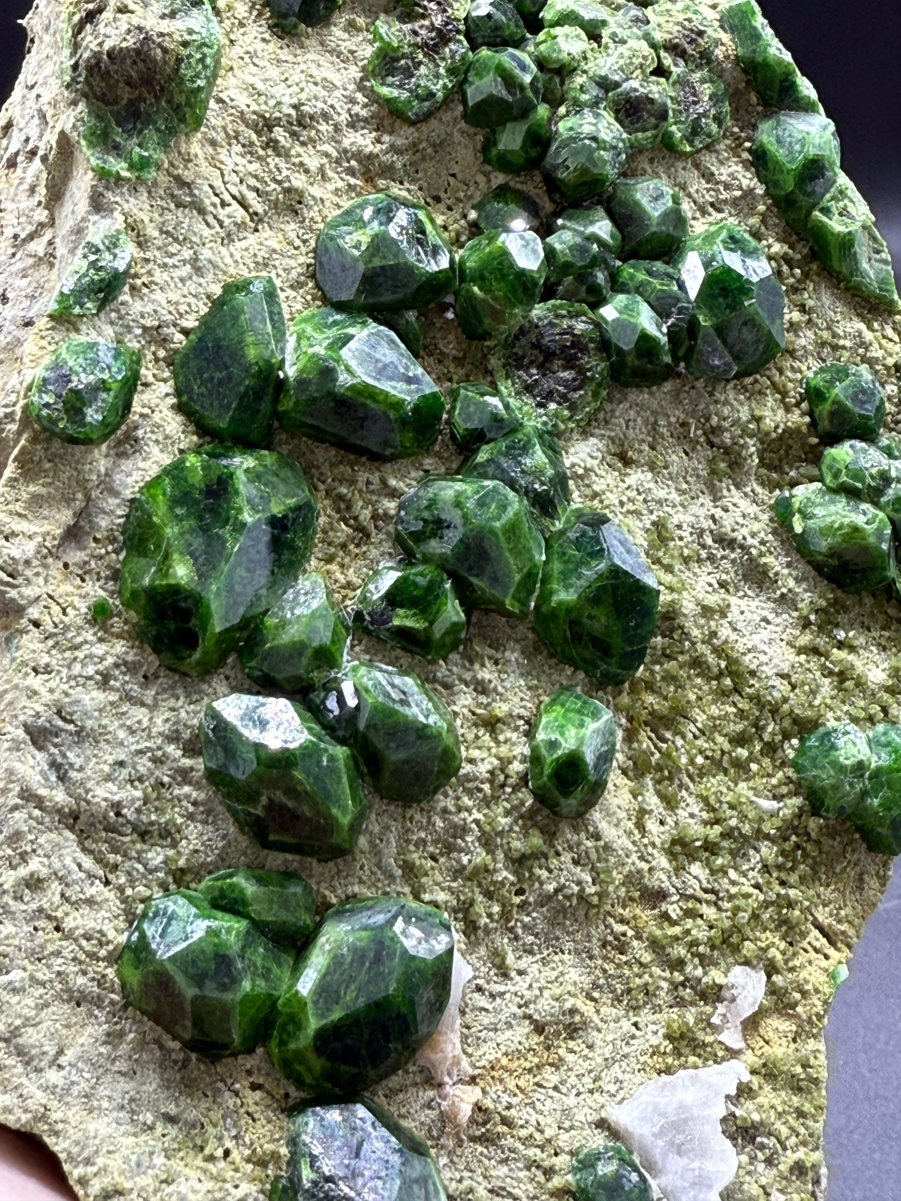 Magnifique grenat démantoïde vert sur matrice d'Azerbaïdjan en vente 5