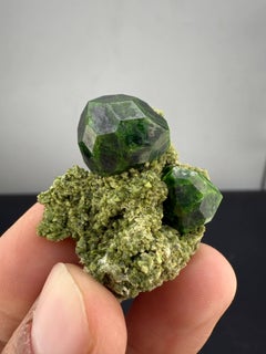 Spécimen naturel de cristaux de grenat démantoïde vert sur Matrix d'Azerbaïdjan