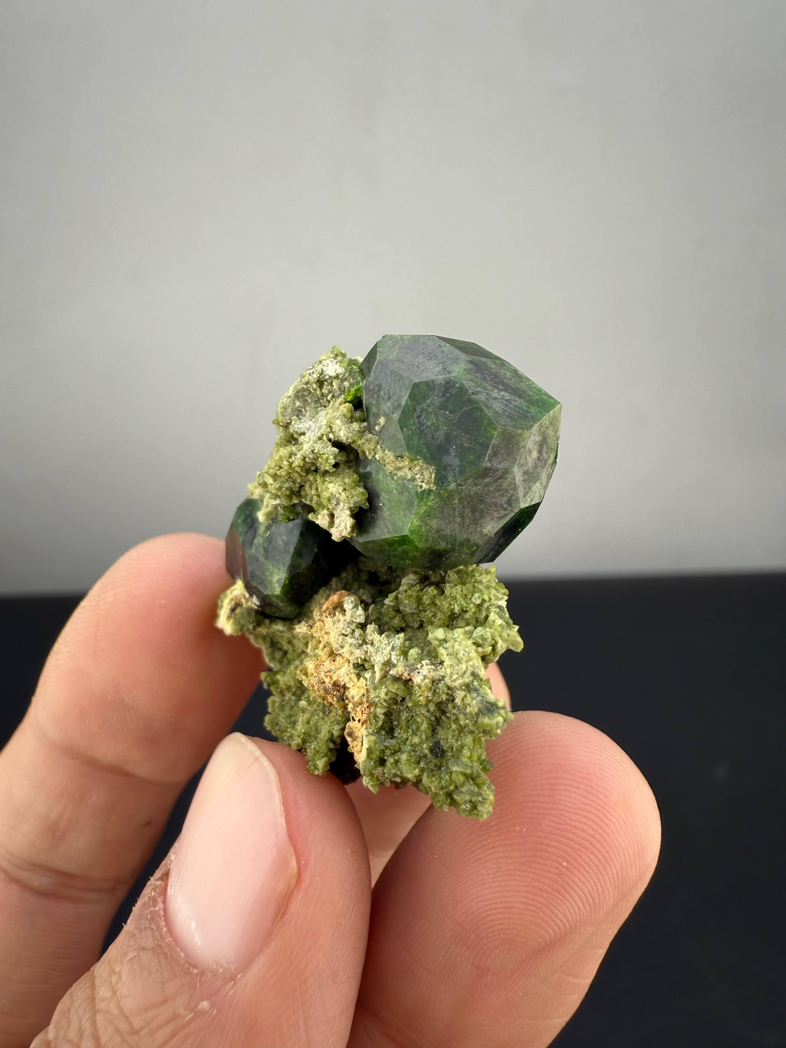 Natural Specimen Of Green Demantoid Garnet Crystals On Matrix From Azerbaijan In Good Condition For Sale In Peshawar, PK