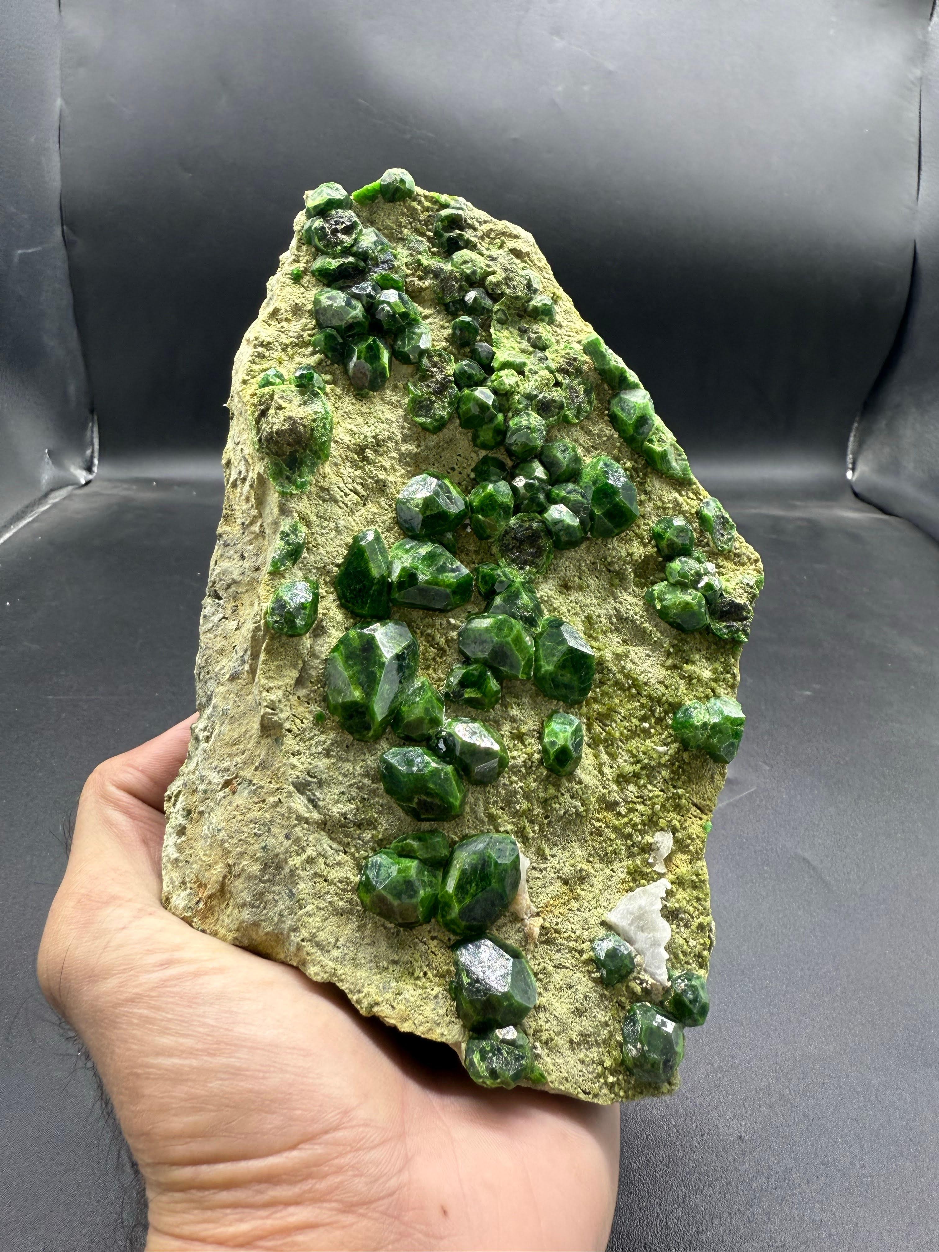 XXIe siècle et contemporain Magnifique grenat démantoïde vert sur matrice d'Azerbaïdjan en vente