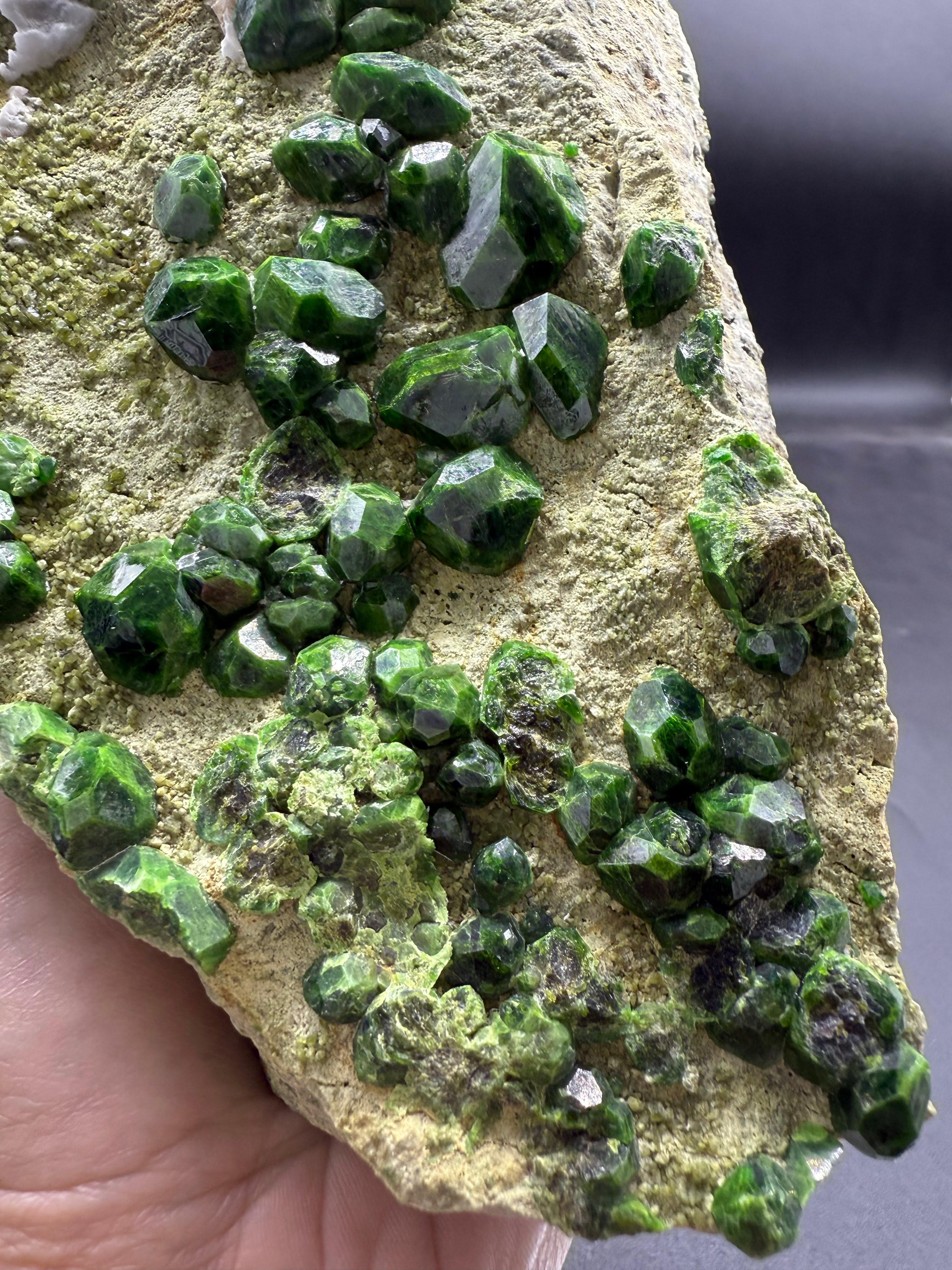 Autre Magnifique grenat démantoïde vert sur matrice d'Azerbaïdjan en vente