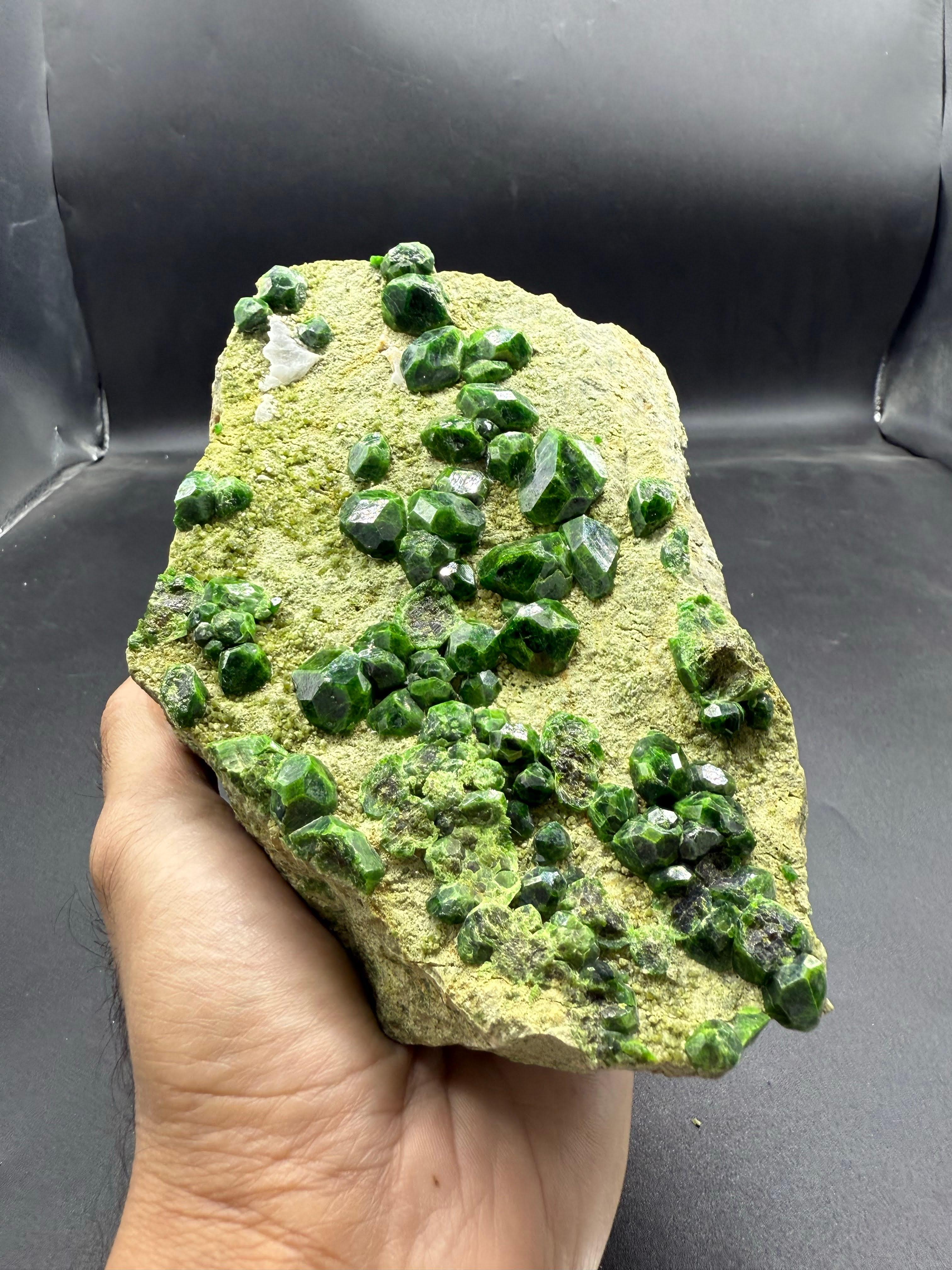 Magnifique grenat démantoïde vert sur matrice d'Azerbaïdjan en vente 1