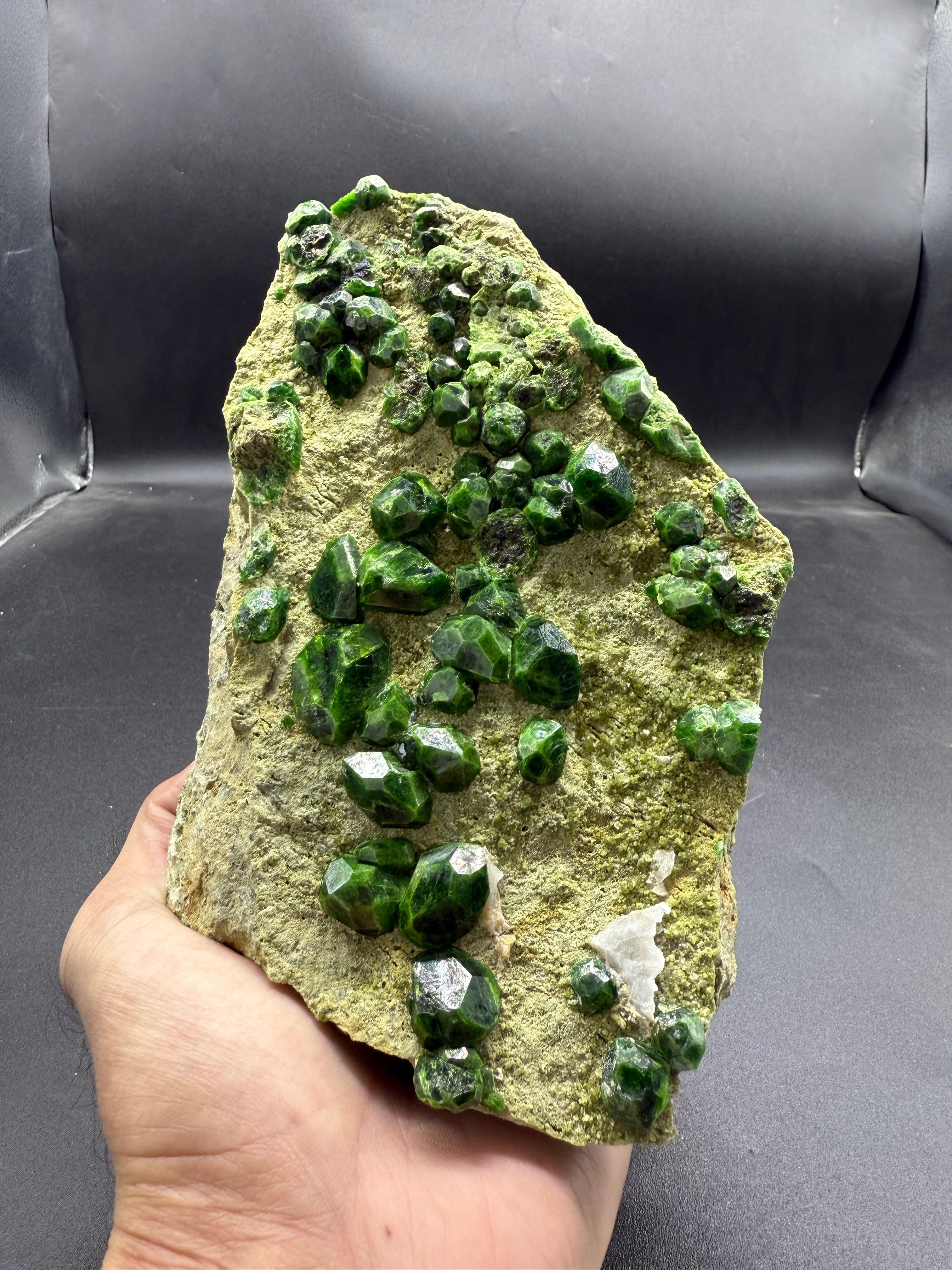 Magnifique grenat démantoïde vert sur matrice d'Azerbaïdjan en vente 2