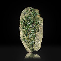 Spécimen naturel de grenat démantoïde vert sur matrice en provenance d'Azerbaïdjan