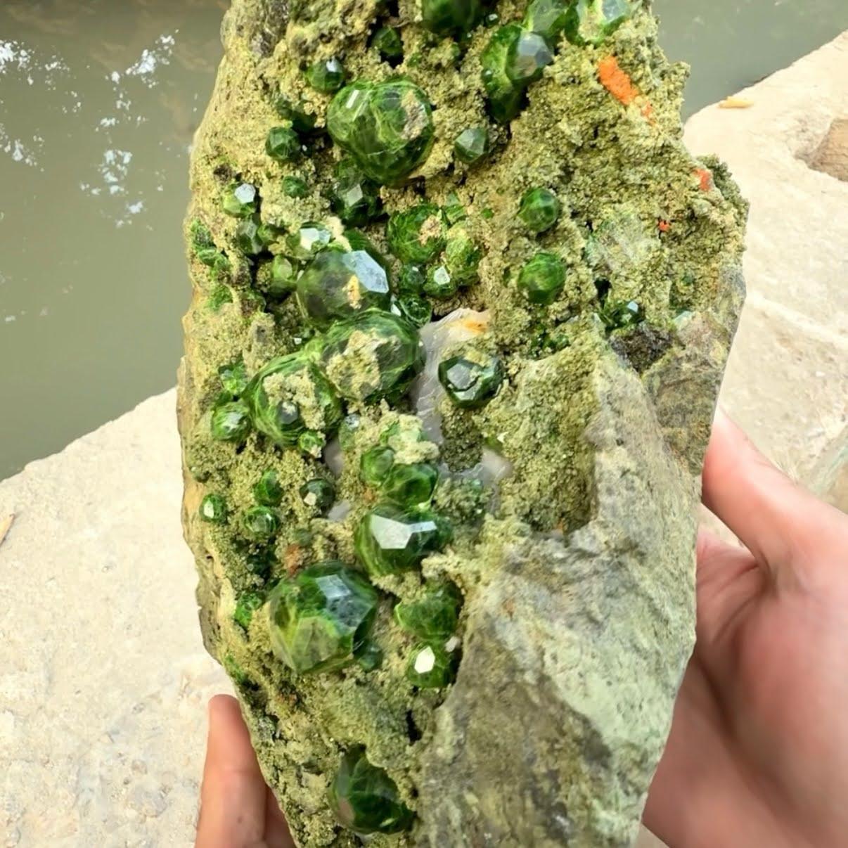 Natural Specimen Of Green Demantoid Garnet On Matrix From Azerbaijan In Good Condition For Sale In Peshawar, PK