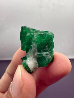 Natürliches Exemplar von grünen Smaragdkristallen mit Calcit aus Pakistan