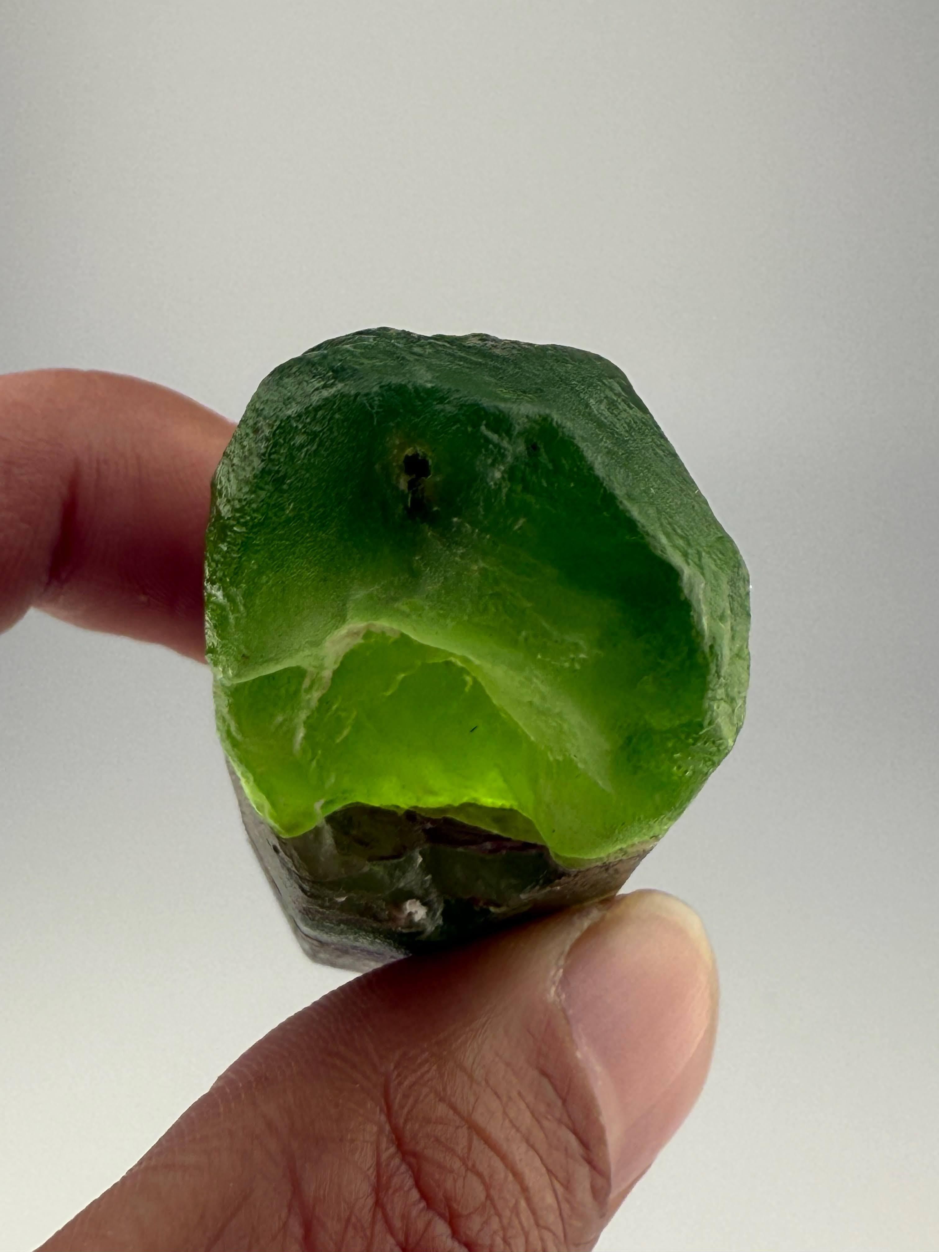 Esemplare naturale di cristallo di peridoto verde del Pakistan in vendita 3