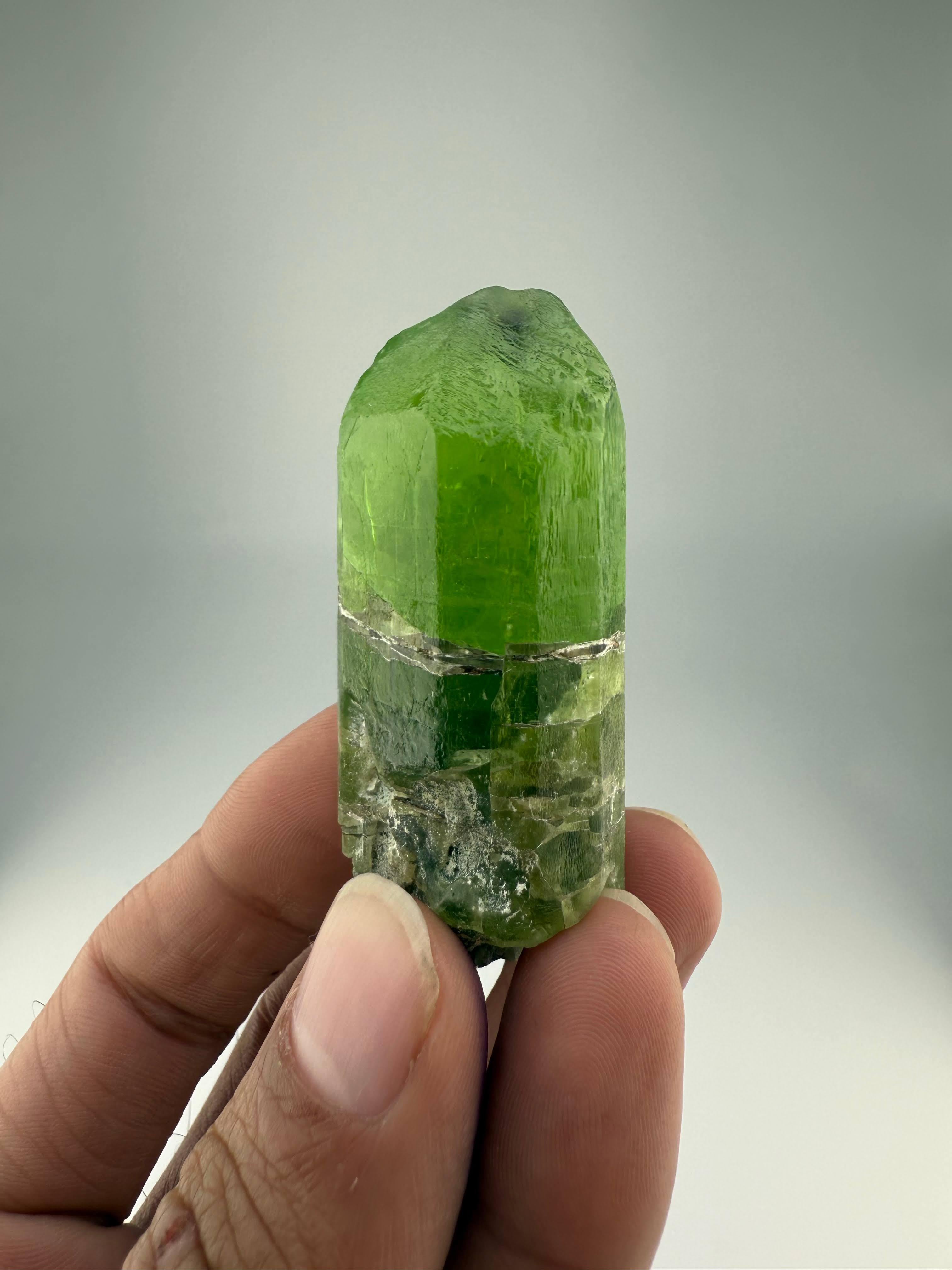 Esemplare naturale di cristallo di peridoto verde del Pakistan in vendita 4