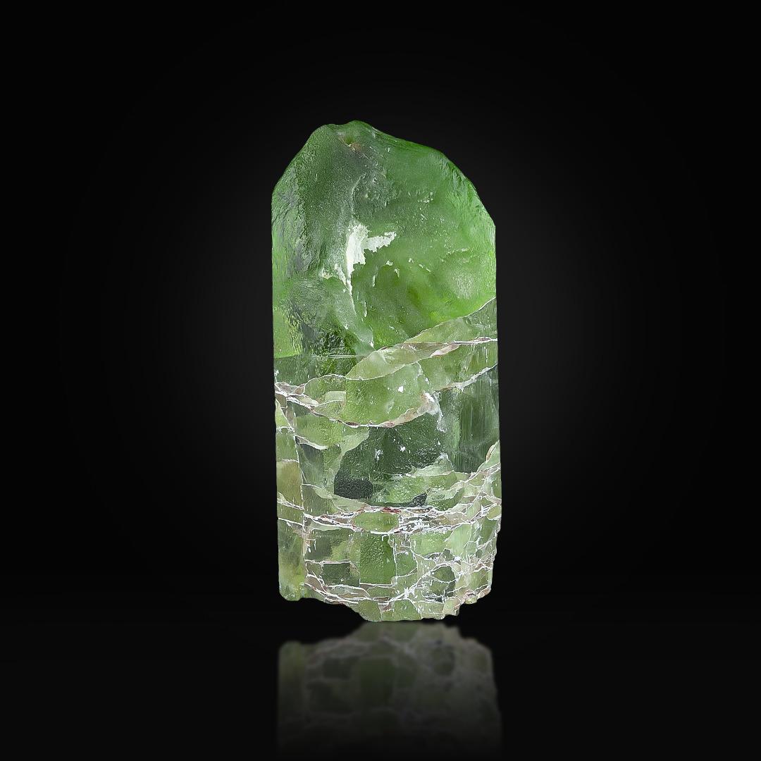 Tipo di campione: Peridoto 
Peso: 80 grammi
Dimensioni: H: 6 x L: 2,7 x P: 2,7 cm 
Origine: Valle di Suppat, distretto di Mansehra, provincia di KPK, Pakistan 
Trattamento: Nessuno




Questo cristallo di peridoto verde naturale proveniente dal
