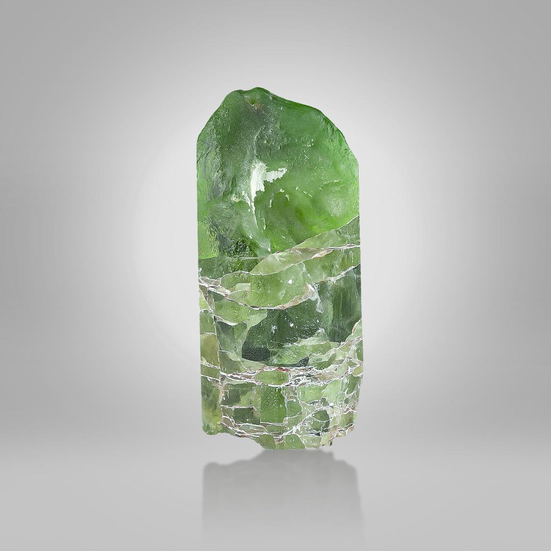 Art Déco Esemplare naturale di cristallo di peridoto verde del Pakistan in vendita