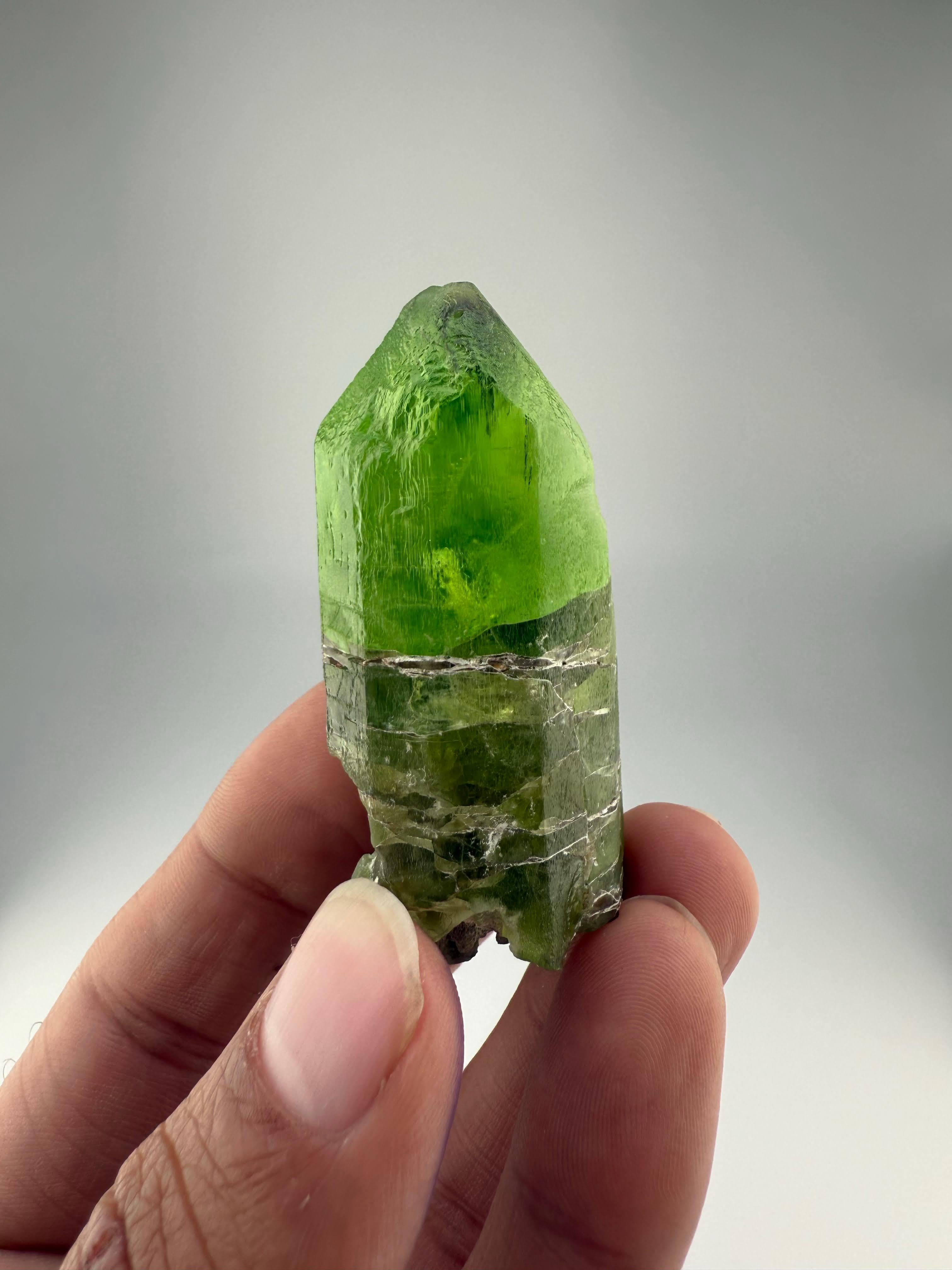 Pakistano Esemplare naturale di cristallo di peridoto verde del Pakistan in vendita