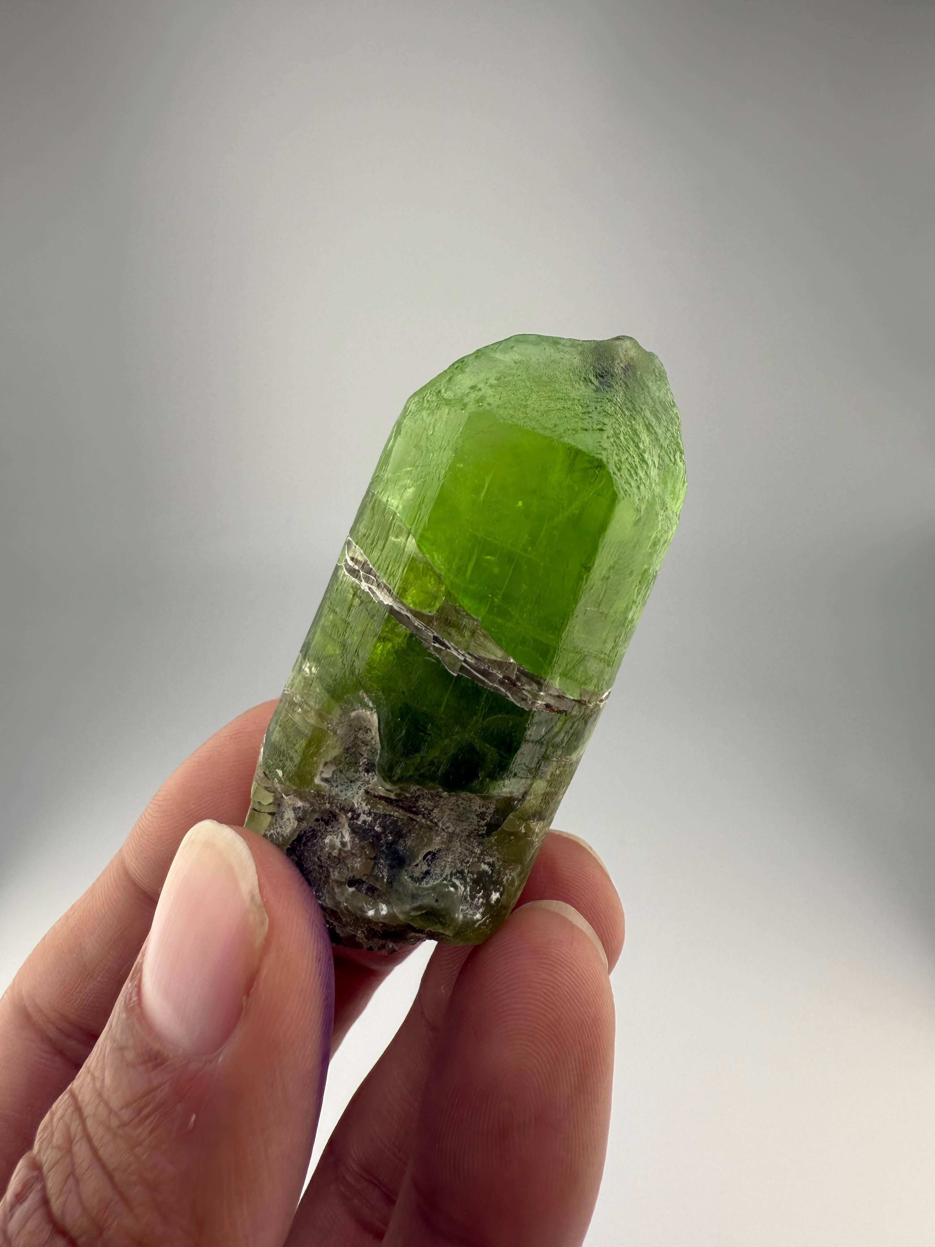 Esemplare naturale di cristallo di peridoto verde del Pakistan In condizioni buone in vendita a Peshawar, PK