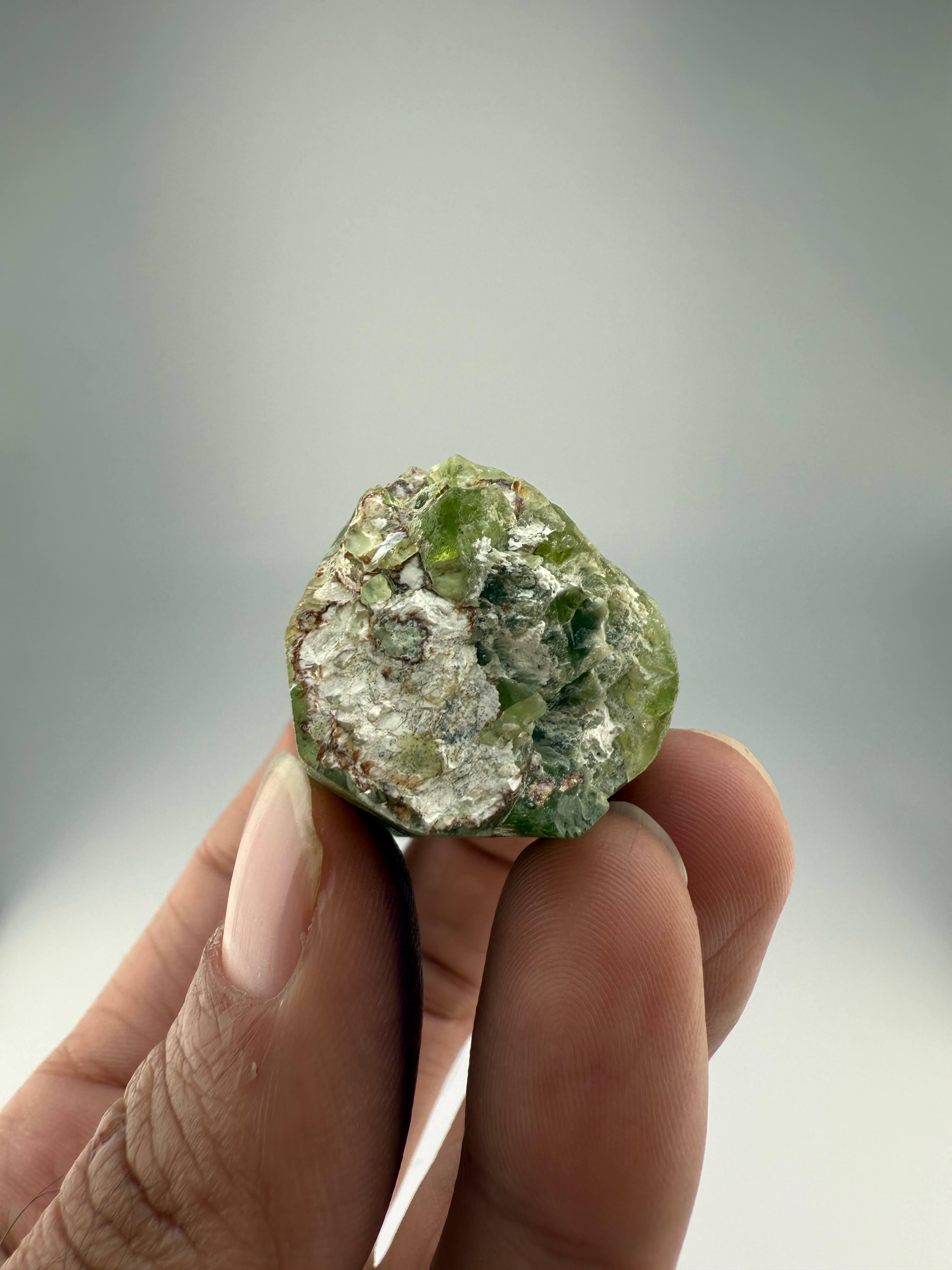 XXI secolo e contemporaneo Esemplare naturale di cristallo di peridoto verde del Pakistan in vendita