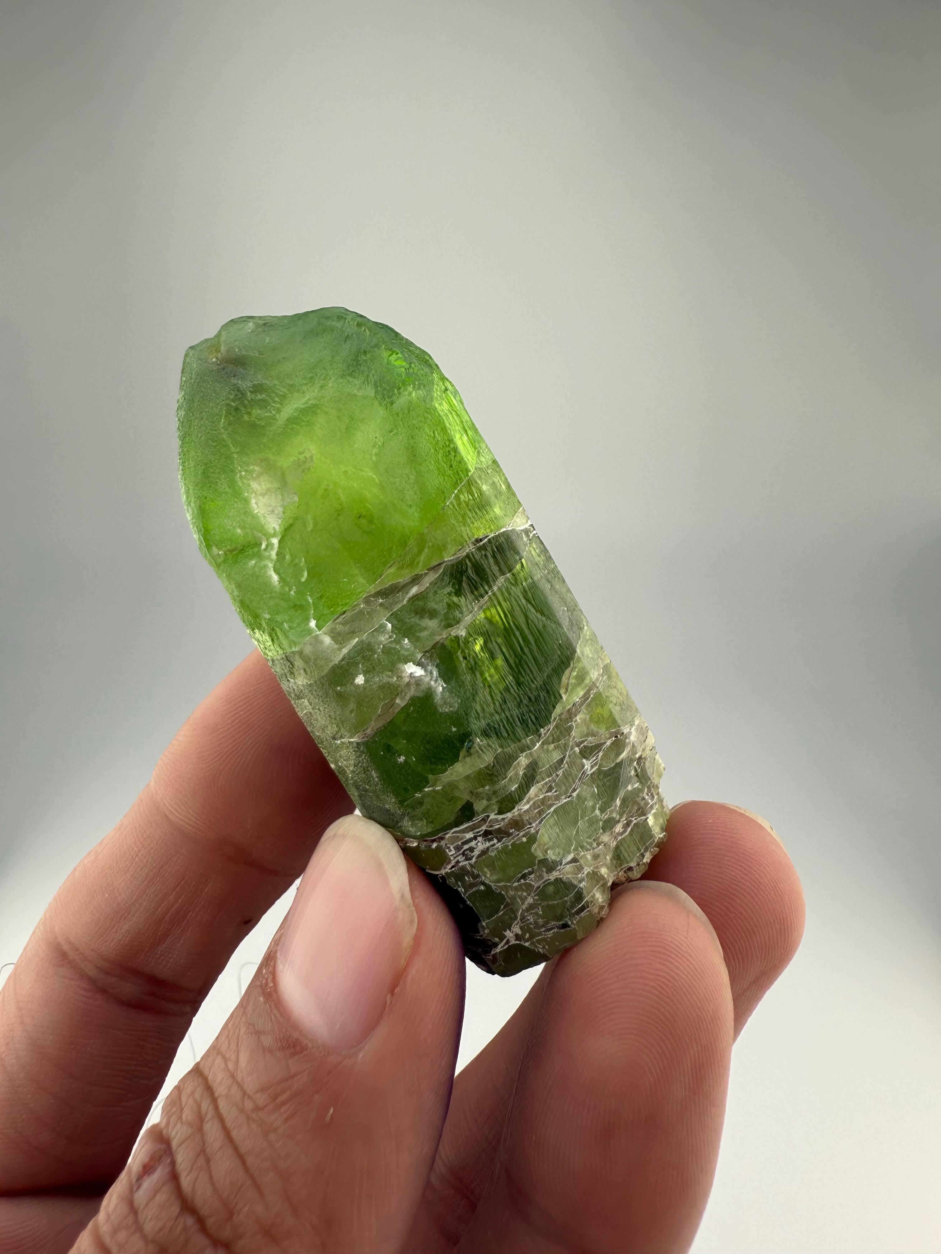Cristallo Esemplare naturale di cristallo di peridoto verde del Pakistan in vendita