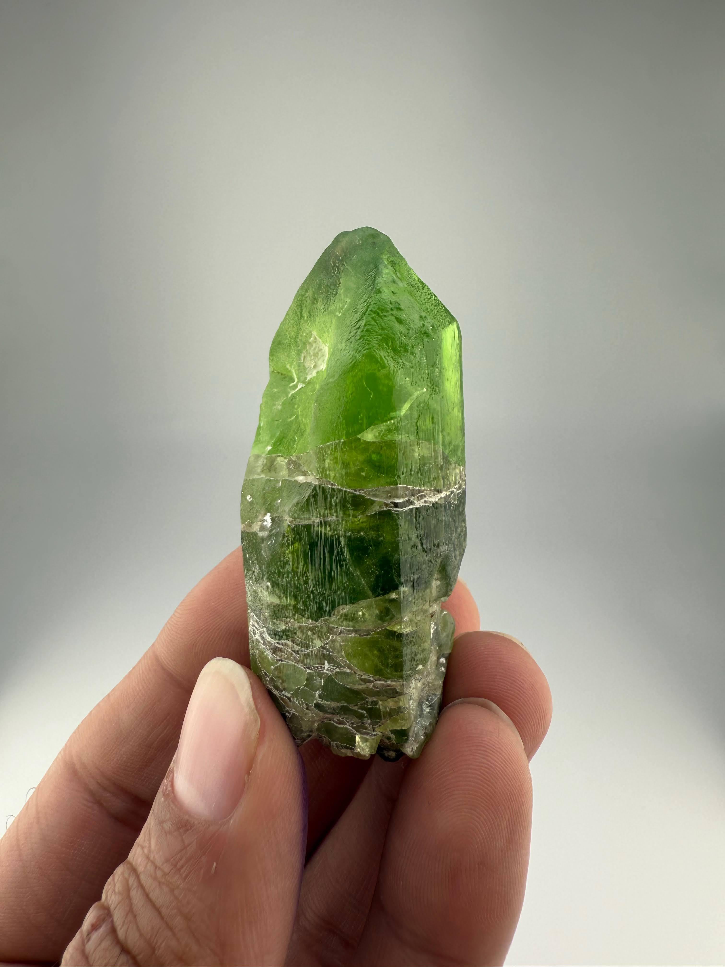 Esemplare naturale di cristallo di peridoto verde del Pakistan in vendita 1