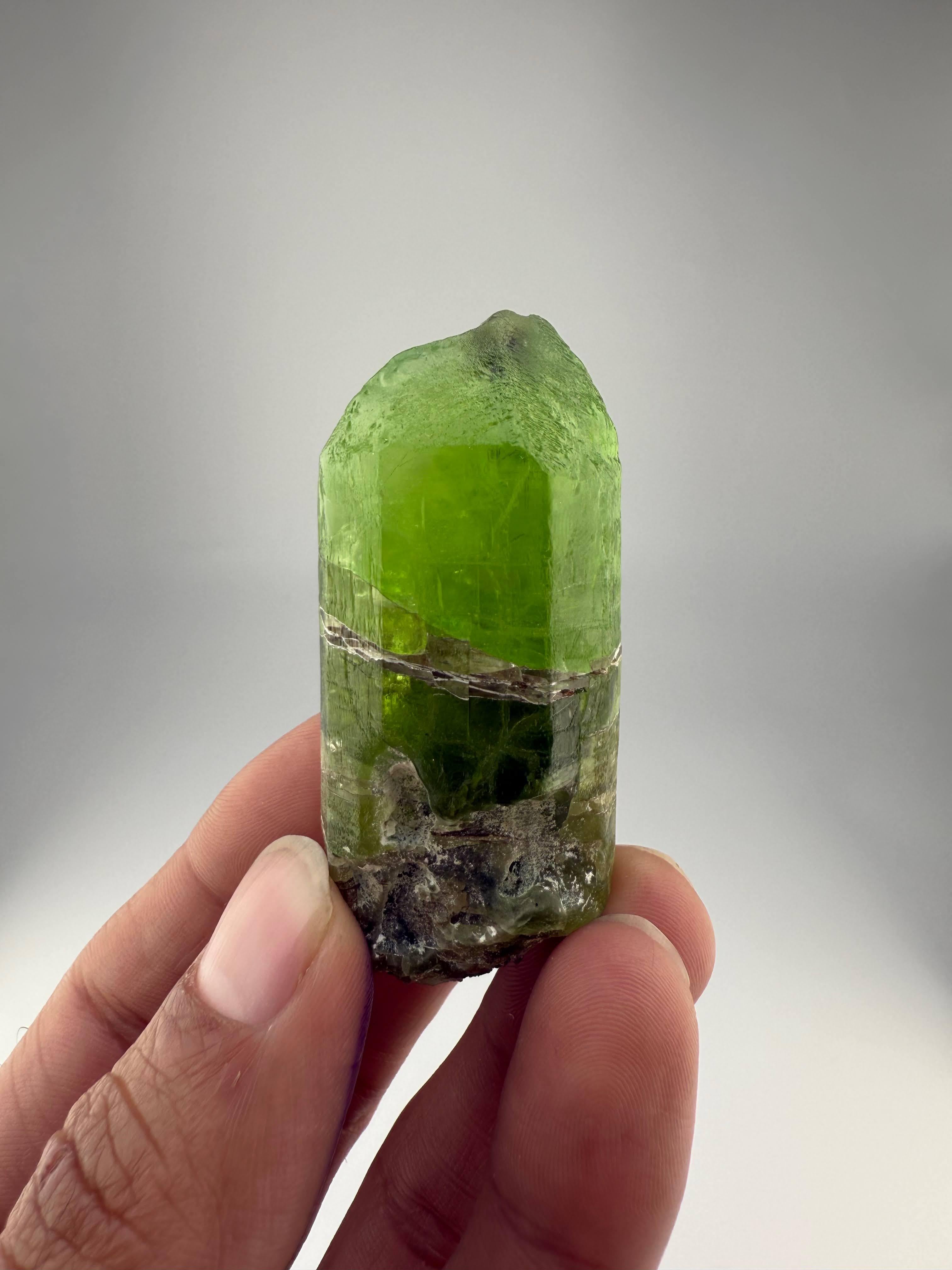 Esemplare naturale di cristallo di peridoto verde del Pakistan in vendita 2
