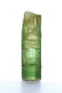 Spécimen naturel de cristal de tourmaline verte provenant d'Afghanistan
