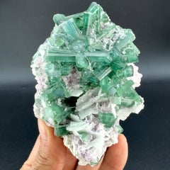 Espécimen natural de cristales de turmalina verde sobre albita procedente de Afganistán