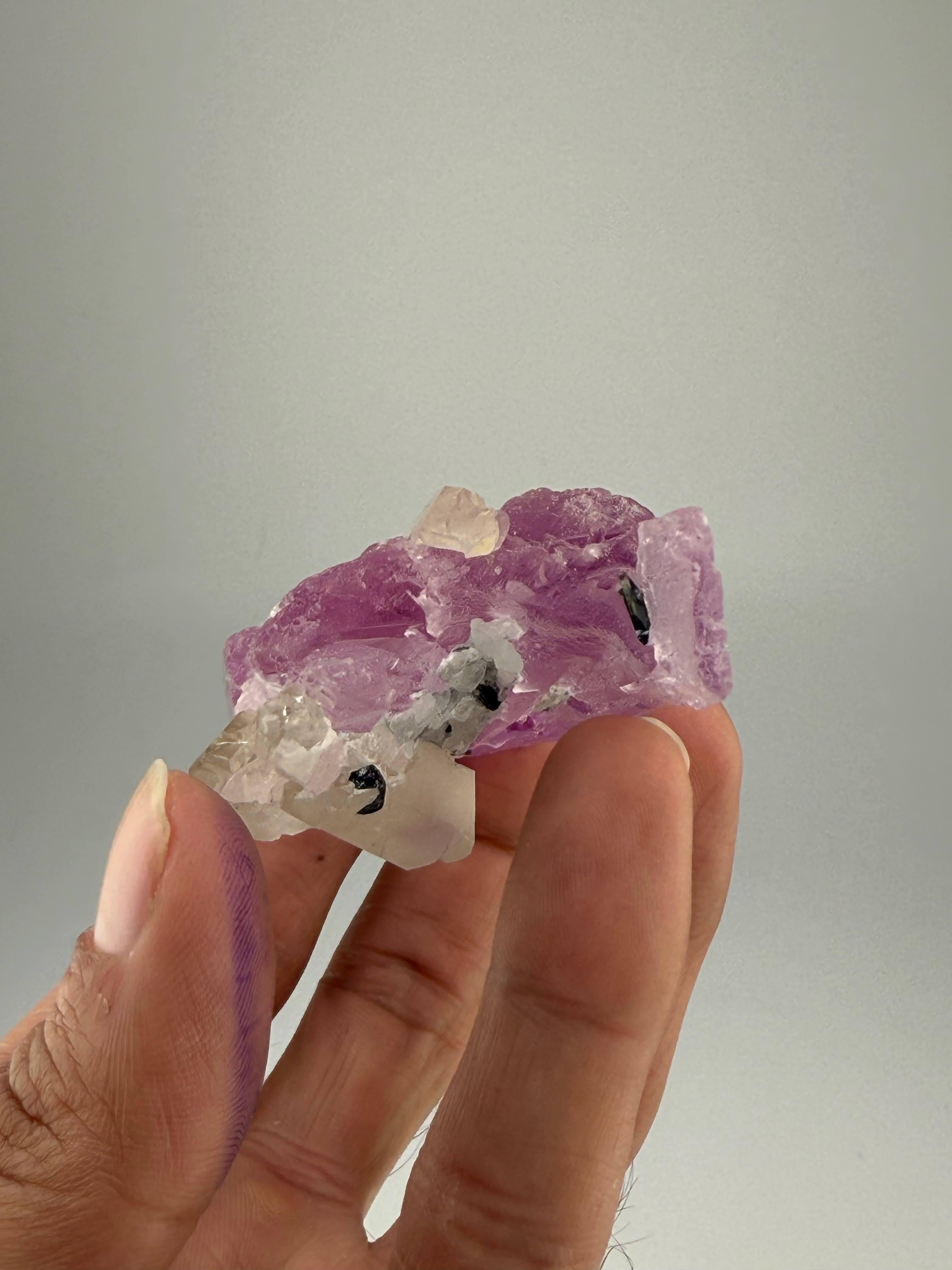 Natural Specimen Of Kunzite With Tourmaline Crystals From Afghanistan In Good Condition For Sale In Peshawar, PK