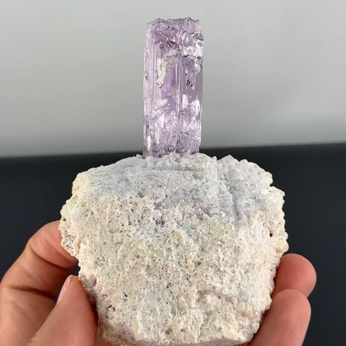 Spécimen naturel de cristal de kunzite violet clair sur albite provenant d'Afghanistan Bon état - En vente à Peshawar, PK