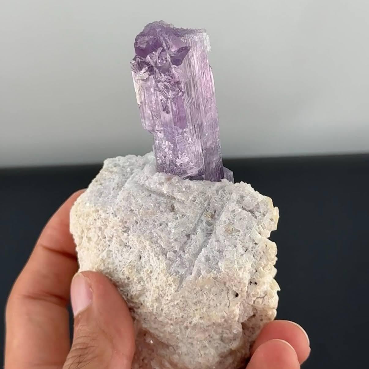 XXIe siècle et contemporain Spécimen naturel de cristal de kunzite violet clair sur albite provenant d'Afghanistan en vente