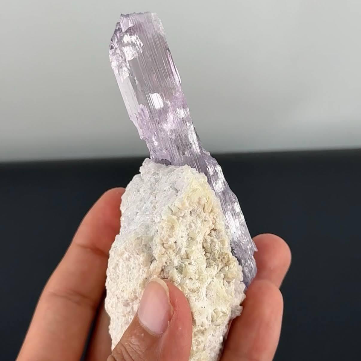 Cristal Spécimen naturel de cristal de kunzite violet clair sur albite provenant d'Afghanistan en vente