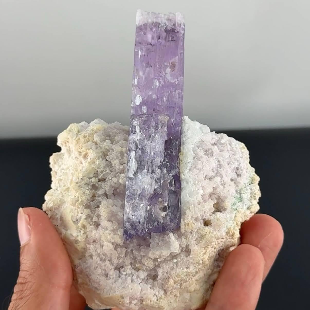Spécimen naturel de cristal de kunzite violet clair sur albite provenant d'Afghanistan en vente 1