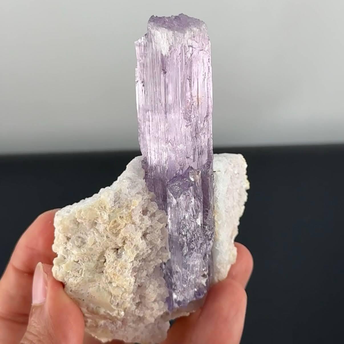 Spécimen naturel de cristal de kunzite violet clair sur albite provenant d'Afghanistan en vente 2