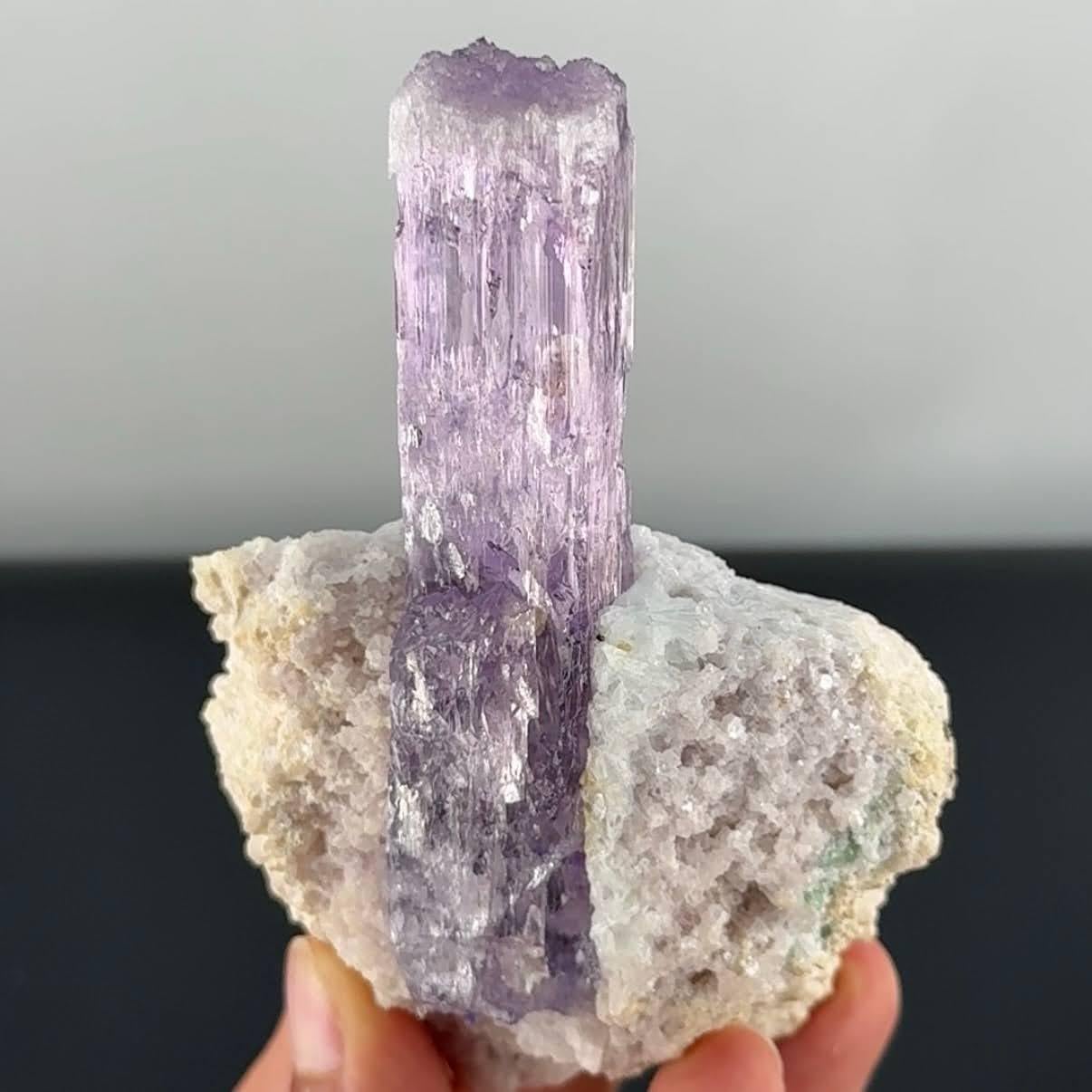 Spécimen naturel de cristal de kunzite violet clair sur albite provenant d'Afghanistan en vente 3