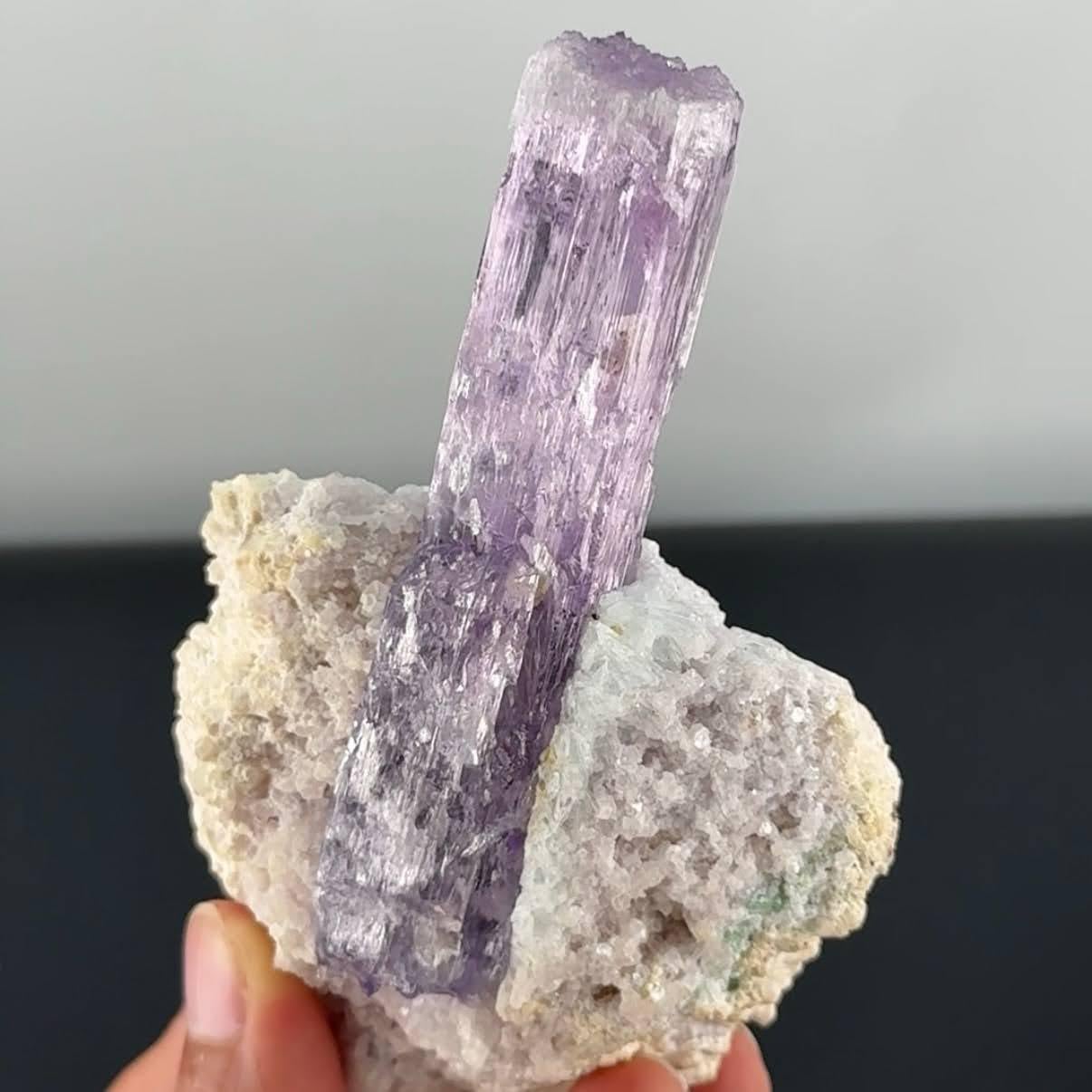 Spécimen naturel de cristal de kunzite violet clair sur albite provenant d'Afghanistan en vente 4
