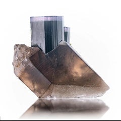 Spécimen naturel de tourmaline à chapeau violet sur quartz fumé provenant d'Afghanistan