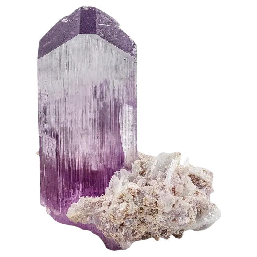 Spécimen naturel de cristal de kunzite mauve sur albite provenant d
Afghanistan