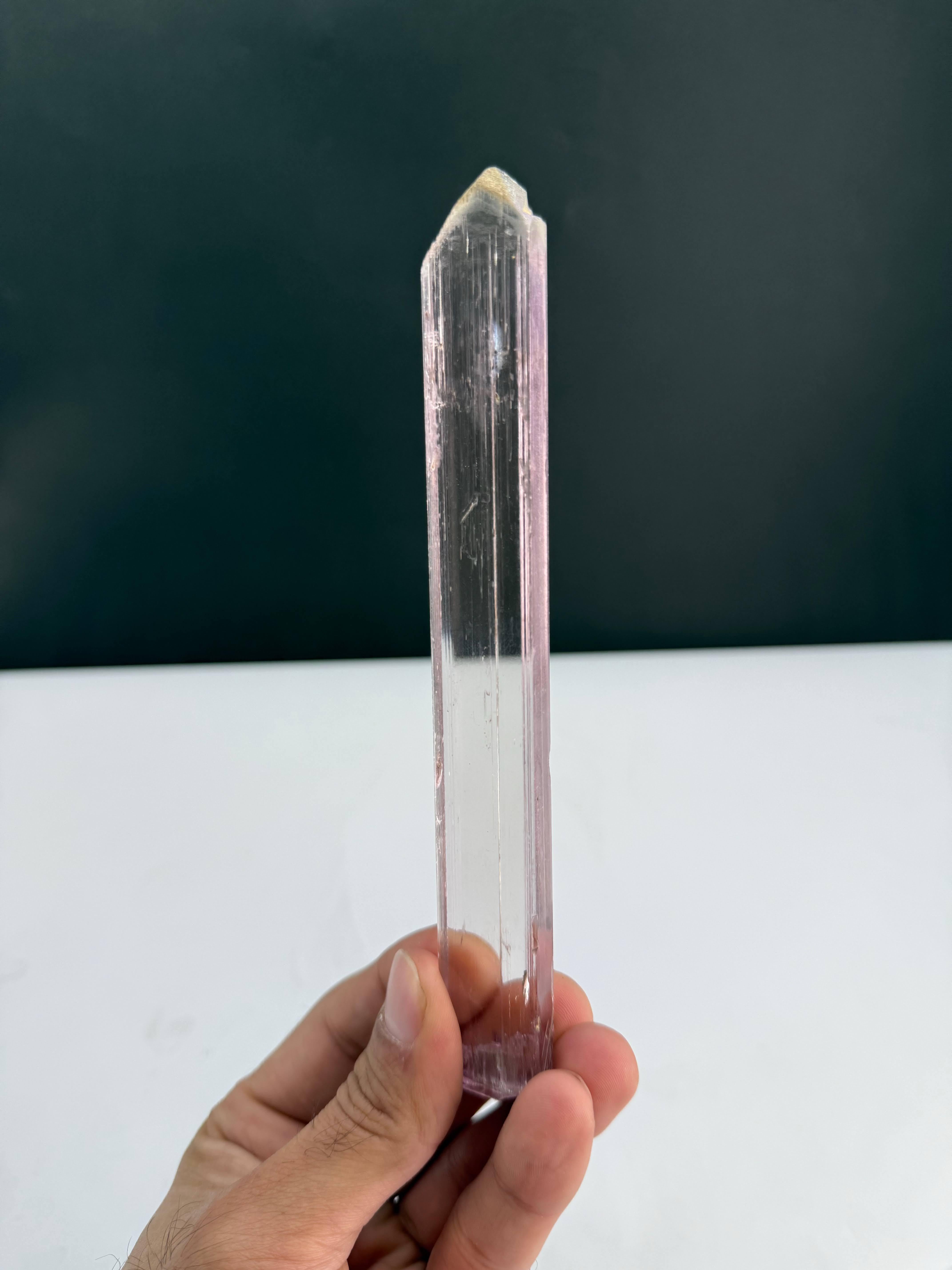 Style Adam Spécimen naturel de Kunzite mauve en cristal unique provenant d'Afghanistan en vente