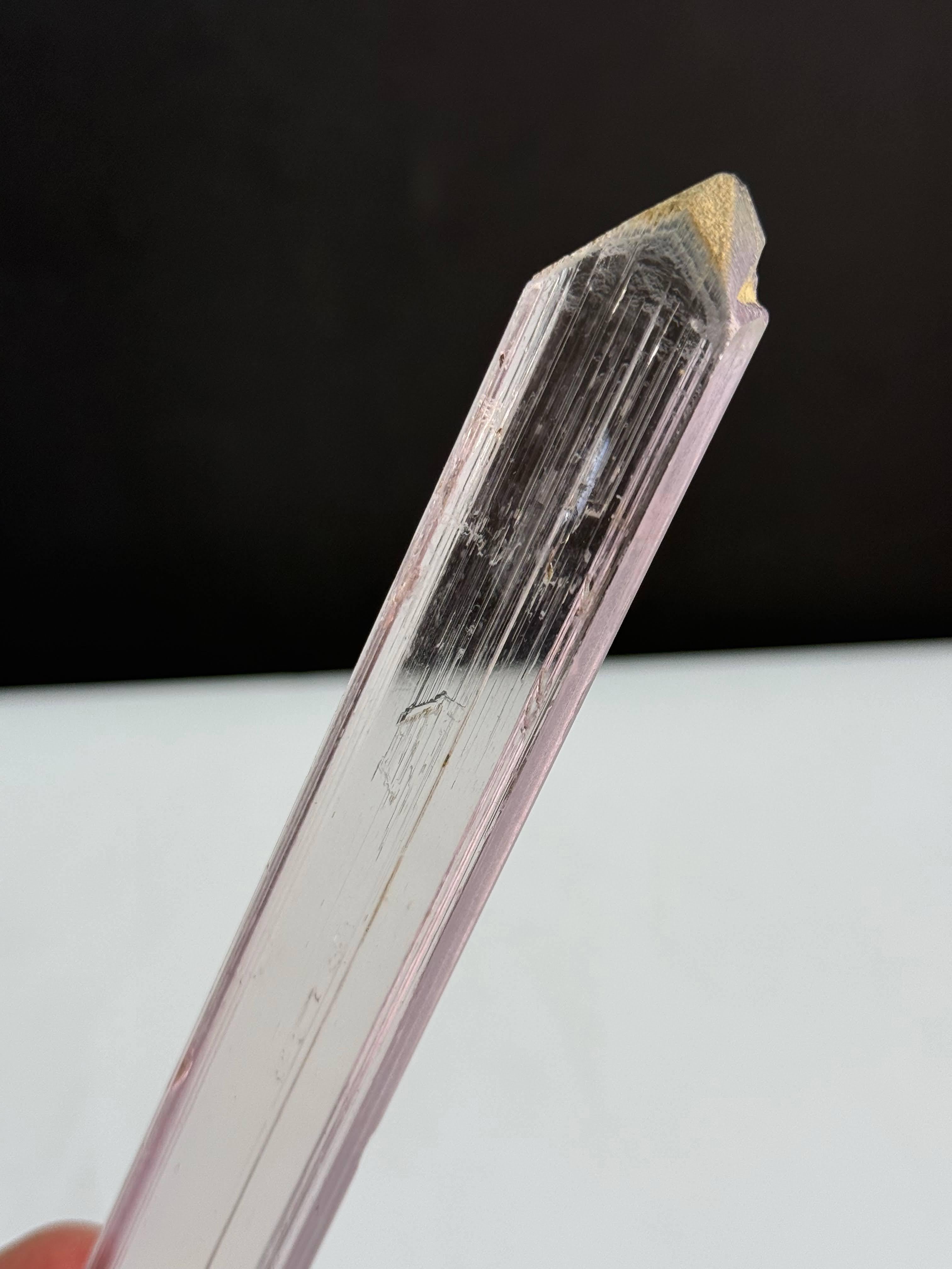 XXIe siècle et contemporain Spécimen naturel de Kunzite mauve en cristal unique provenant d'Afghanistan en vente