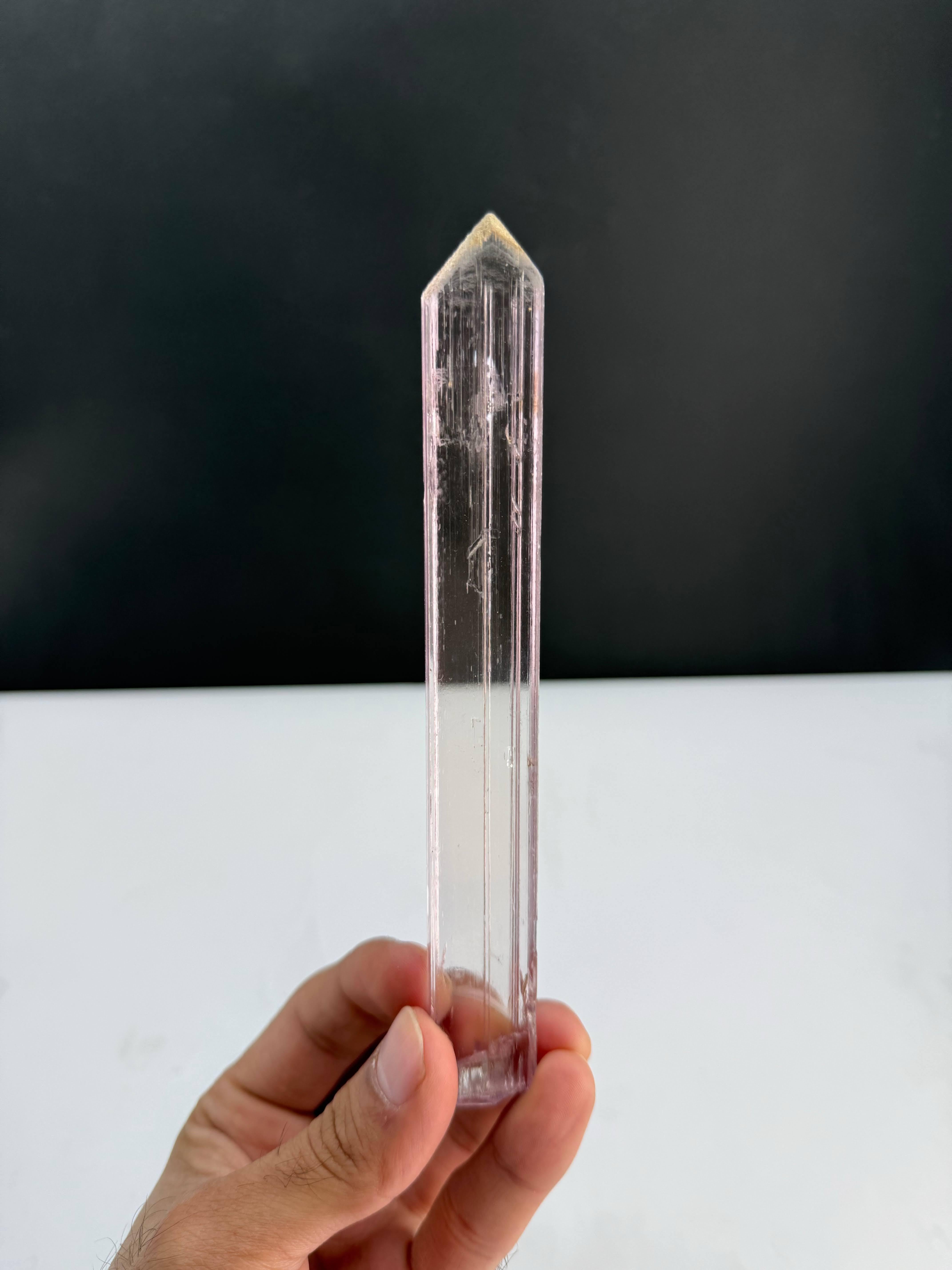 Cristal Spécimen naturel de Kunzite mauve en cristal unique provenant d'Afghanistan en vente