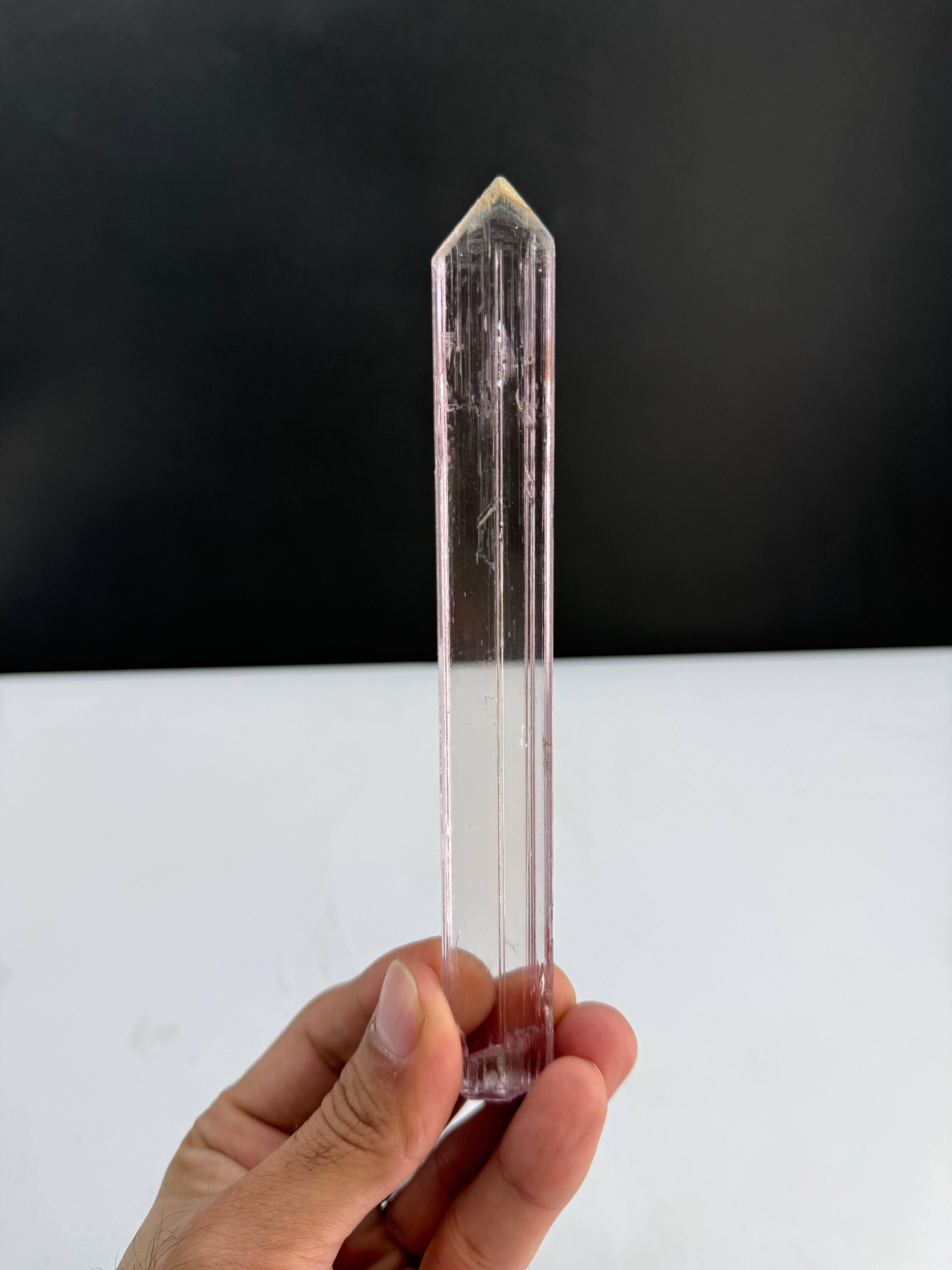 Spécimen naturel de Kunzite mauve en cristal unique provenant d'Afghanistan en vente 1