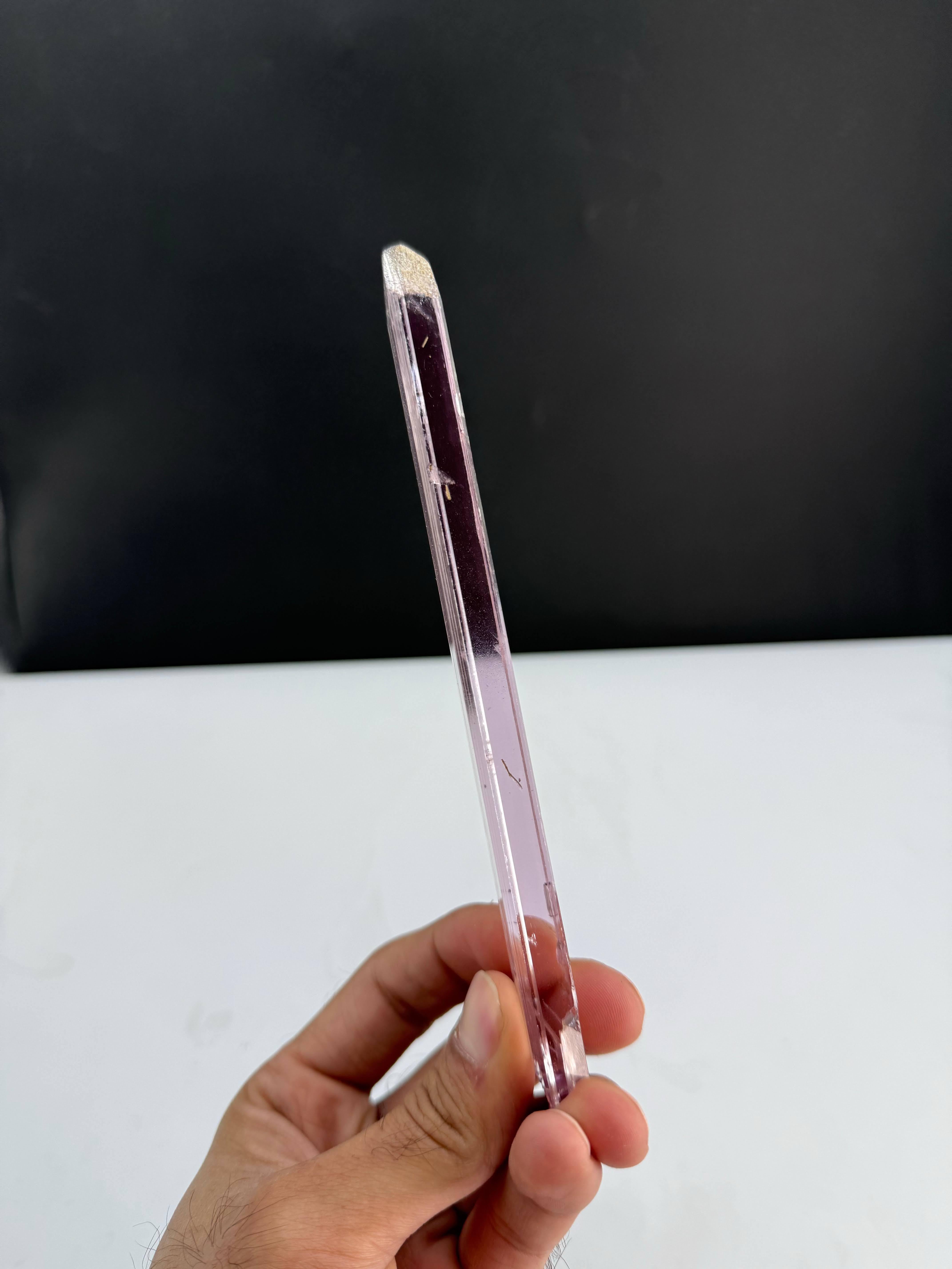 Spécimen naturel de Kunzite mauve en cristal unique provenant d'Afghanistan en vente 2